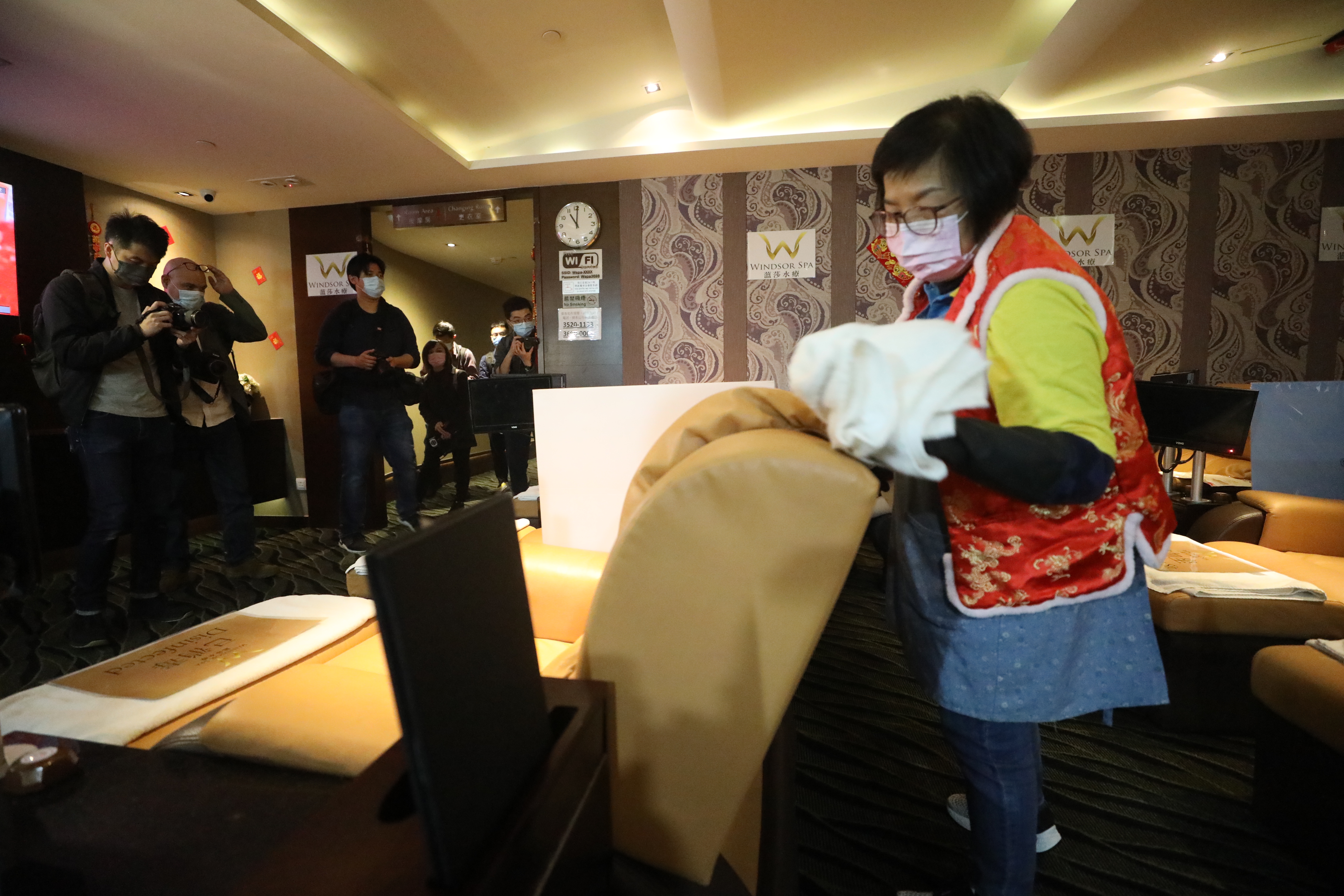 政府今日（18日）起放寬各項防疫措施，包括晚市堂食可延至晚上10時、每枱可坐4人；而限聚令亦可放寬至4人。多個處所都可以重開，包括體育場所、博物館、主題公園、遊樂場地等。圖為社交距離措施放寬後，Spa會所重新開業，市民掃描「安心出行」應用程式後，才可以進入。（香港文匯報 記者 
 萬霜靈 攝）