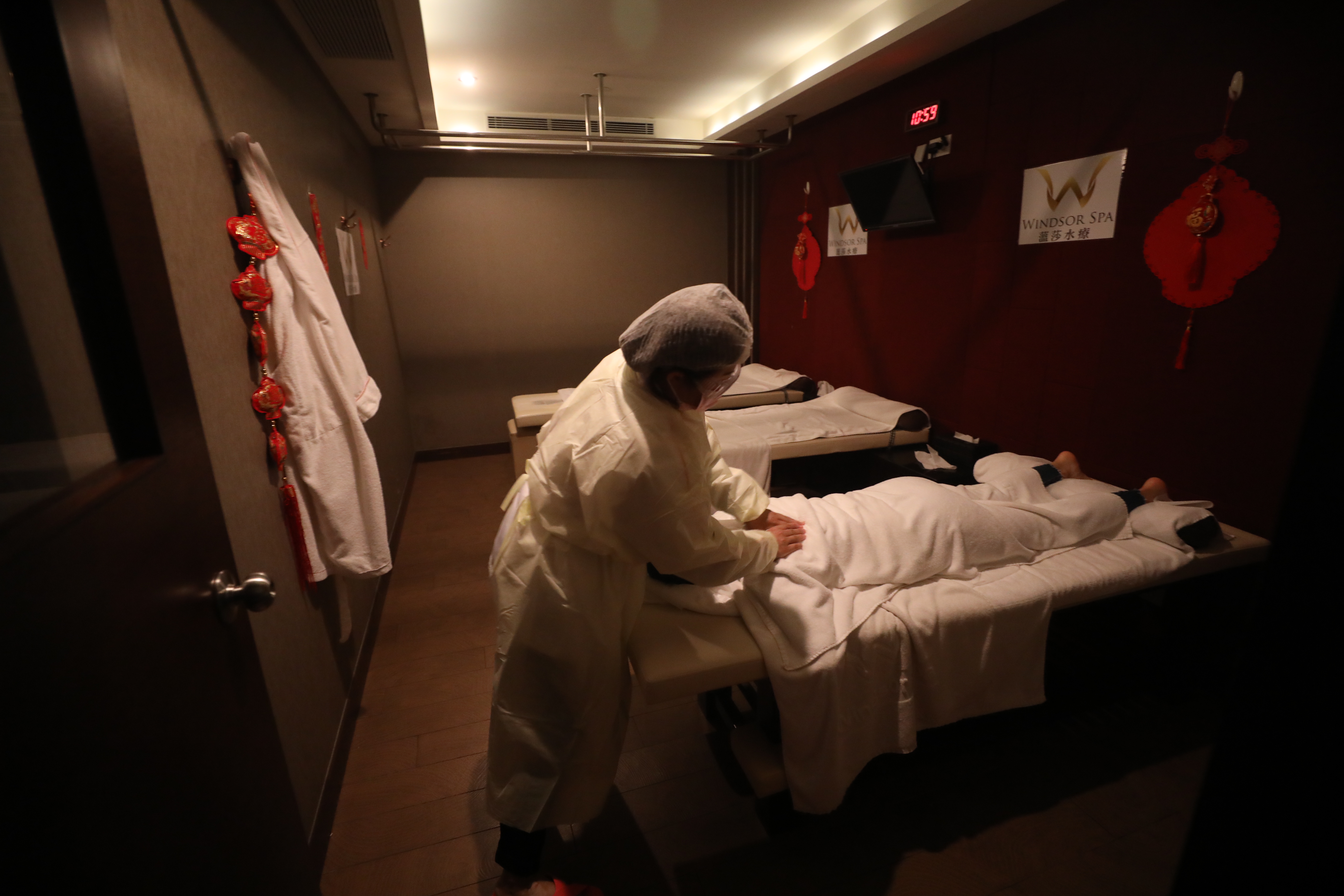 政府今日（18日）起放寬各項防疫措施，包括晚市堂食可延至晚上10時、每枱可坐4人；而限聚令亦可放寬至4人。多個處所都可以重開，包括體育場所、博物館、主題公園、遊樂場地等。圖為社交距離措施放寬後，Spa會所重新開業，市民掃描「安心出行」應用程式後，才可以進入。（香港文匯報 記者 
 萬霜靈 攝）