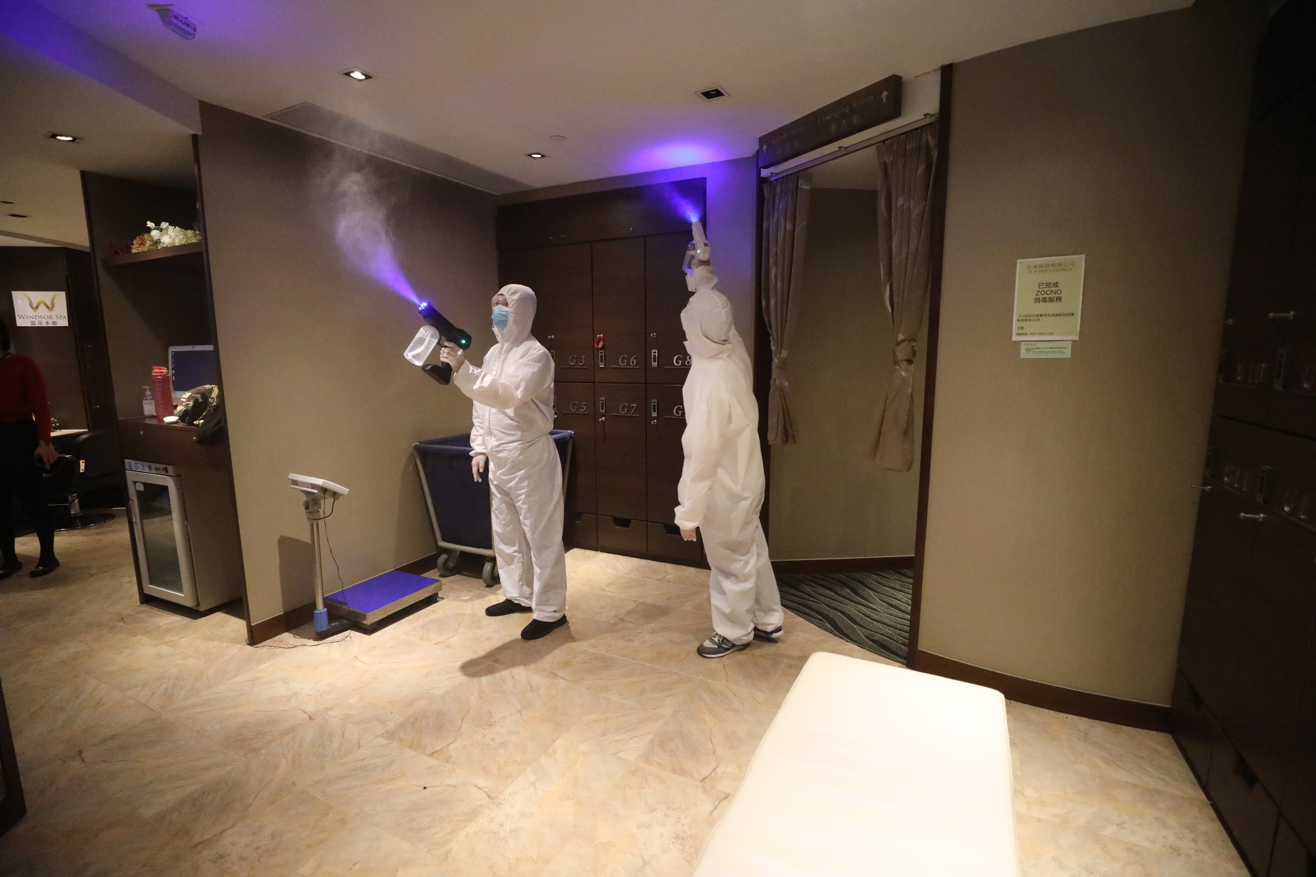 政府今日（18日）起放寬各項防疫措施，包括晚市堂食可延至晚上10時、每枱可坐4人；而限聚令亦可放寬至4人。多個處所都可以重開，包括體育場所、博物館、主題公園、遊樂場地等。圖為社交距離措施放寬後，Spa會所重新開業，市民掃描「安心出行」應用程式後，才可以進入。（香港文匯報 記者 
 萬霜靈 攝）