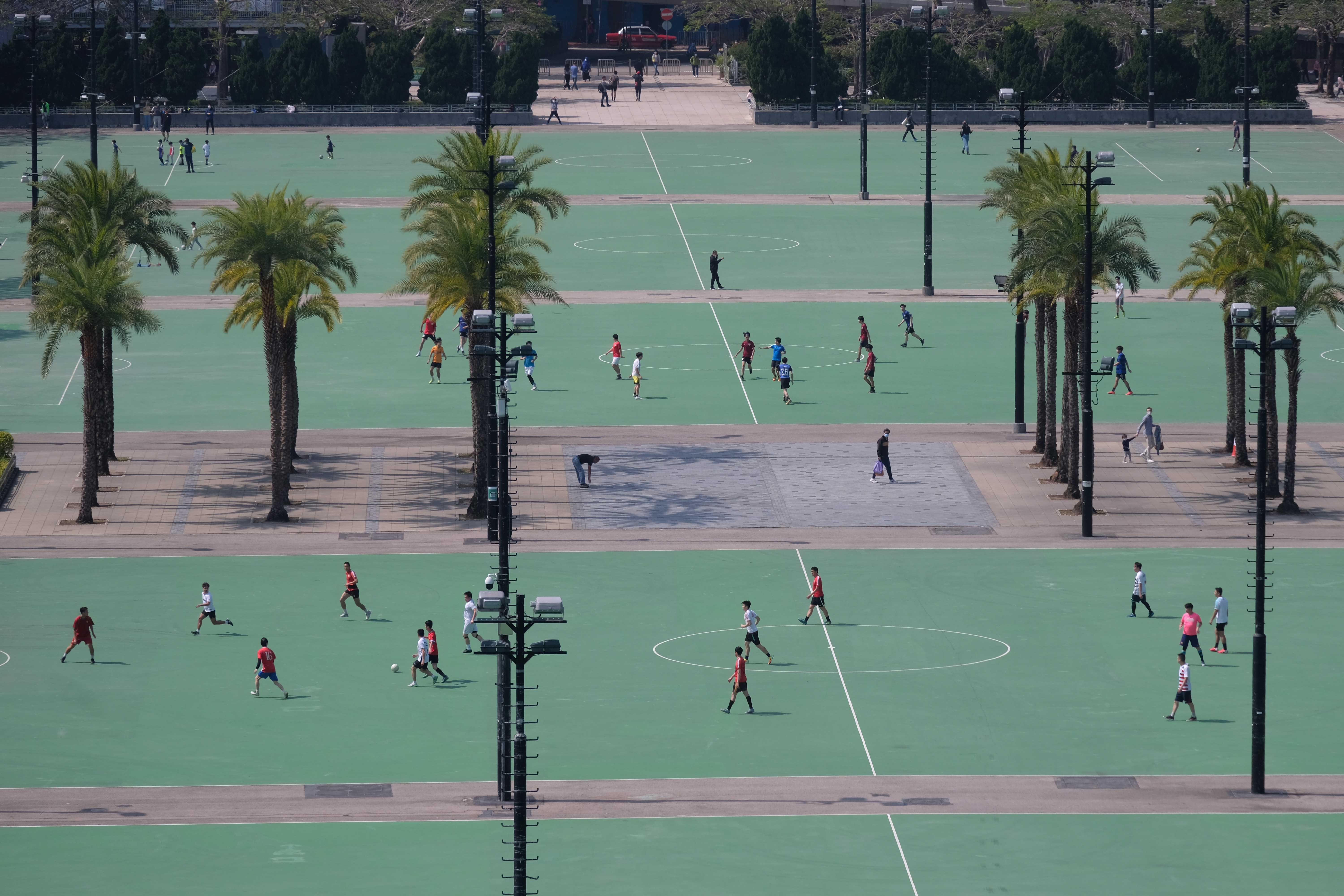 政府放寬社交距離措施，康文署更多康樂及文化場地於昨日相繼開放，今日（20日），不少市民前往維園踢波或打籃球，還有家長攜帶小朋友一齊參加體育活動，市民恢復運動，活力滿滿。（大公文匯全媒體記者麥鈞傑攝）