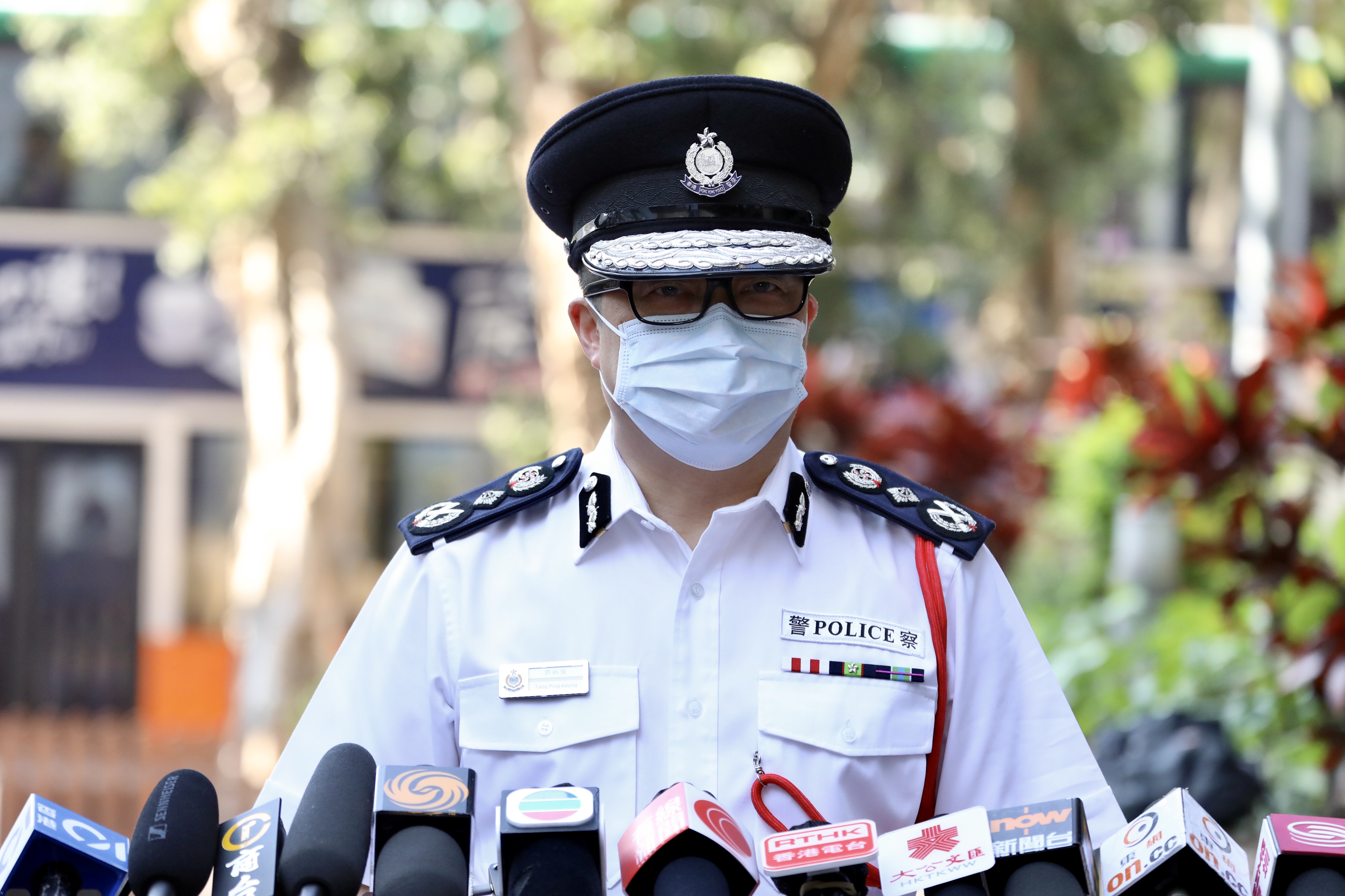 6個紀律部隊首長，今日（23日）下午率領前線人員到香港中央圖書館社區疫苗接種中心，接種新冠疫苗。其中，警務處處長鄧炳強表示不覺得痛，也沒有其他不良反應，對政府安排感到開心，因為同事可以得到更好的保障，執行公務時可更加安心。他亦呼籲所有合資格市民盡快登記，接種疫苗，以得到保障，安心出行。（大公文匯全媒體記者攝）