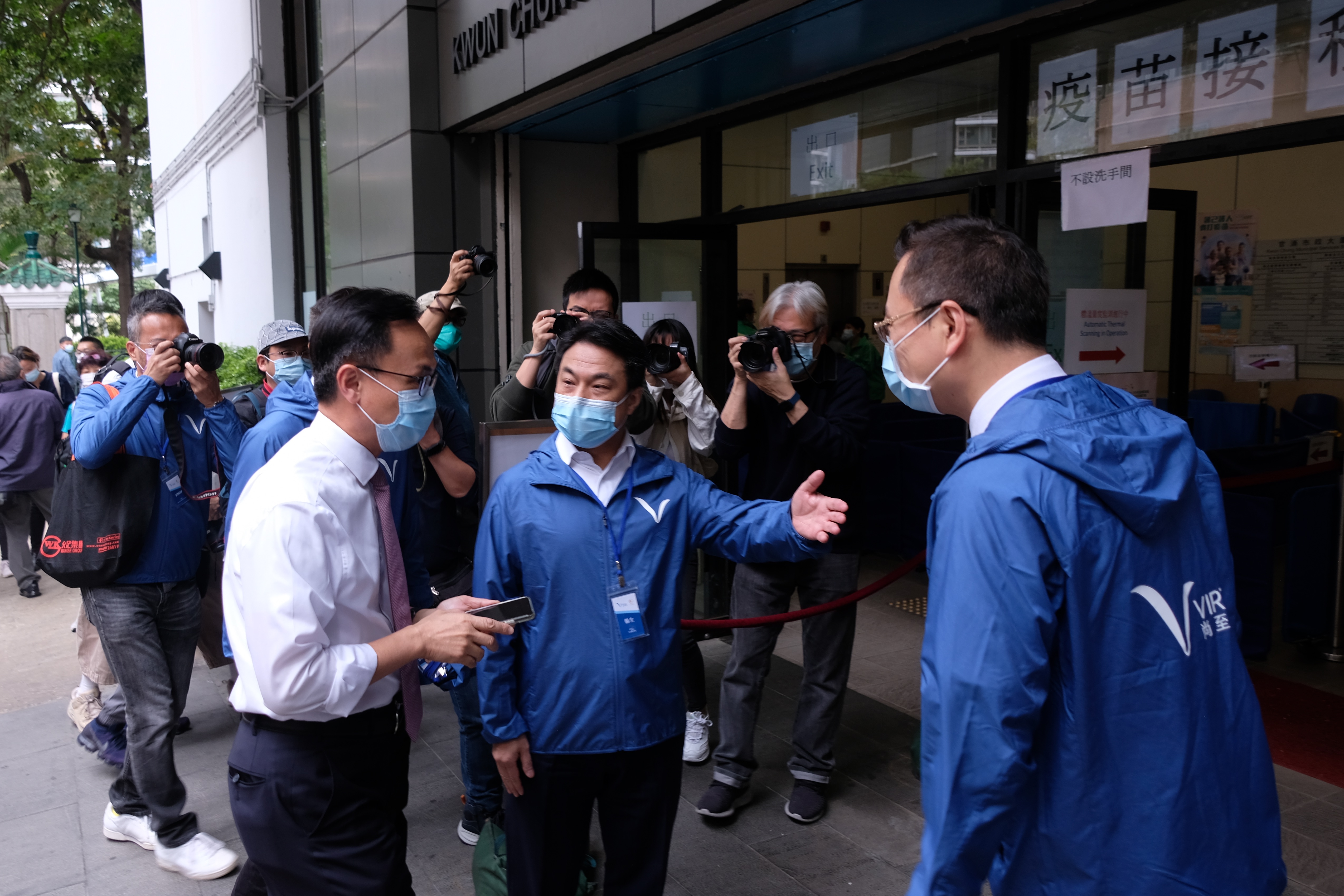 本港新冠疫苗接種計劃今日（26日）率先在5間社區疫苗接種中心，及醫管局18間普通科門診診所展開，為屬優先組別的市民接種科興疫苗。公務員事務局局長聶德權和食物及衞生局局長陳肇始，上午到訪佐敦官涌體育館社區疫苗接種中心，視察運作情況。有市民指接種過程流暢，百分百滿意安排。（點新聞記者麥鈞傑攝）