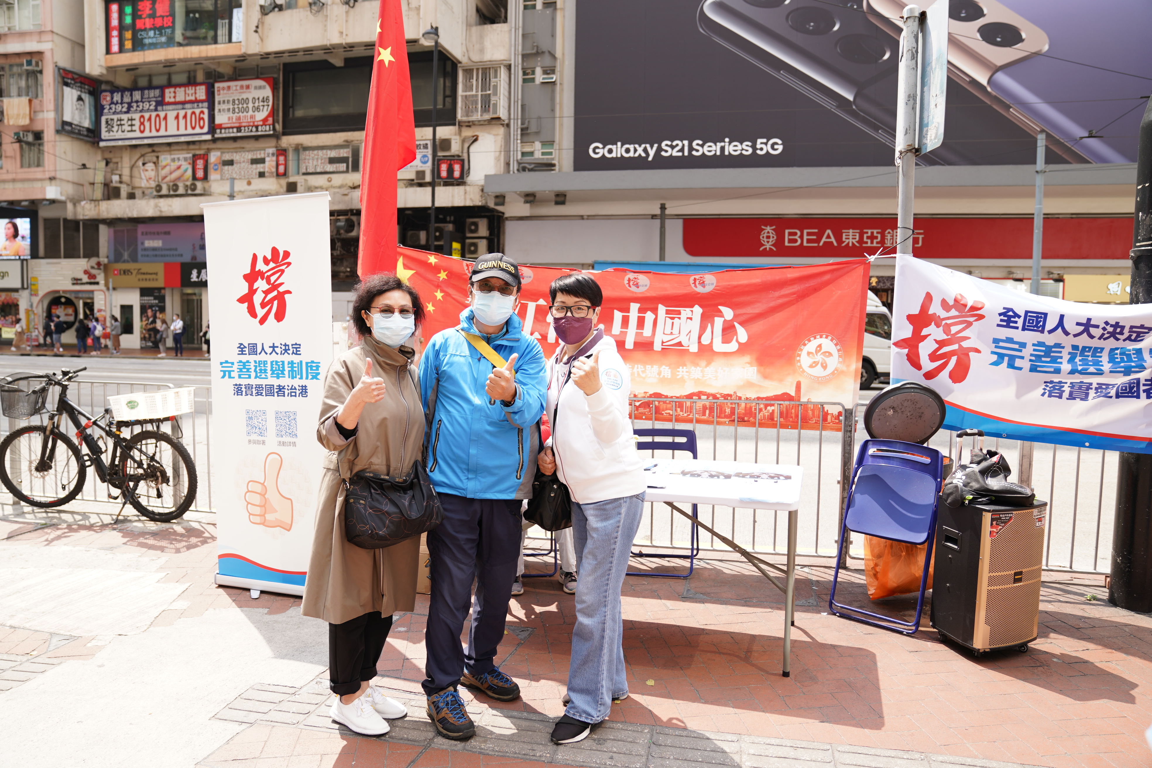 市民在銅鑼灣的一個街站簽名，支持完善香港特區的選舉制度。（大公文匯全媒體記者 李斯哲 攝）