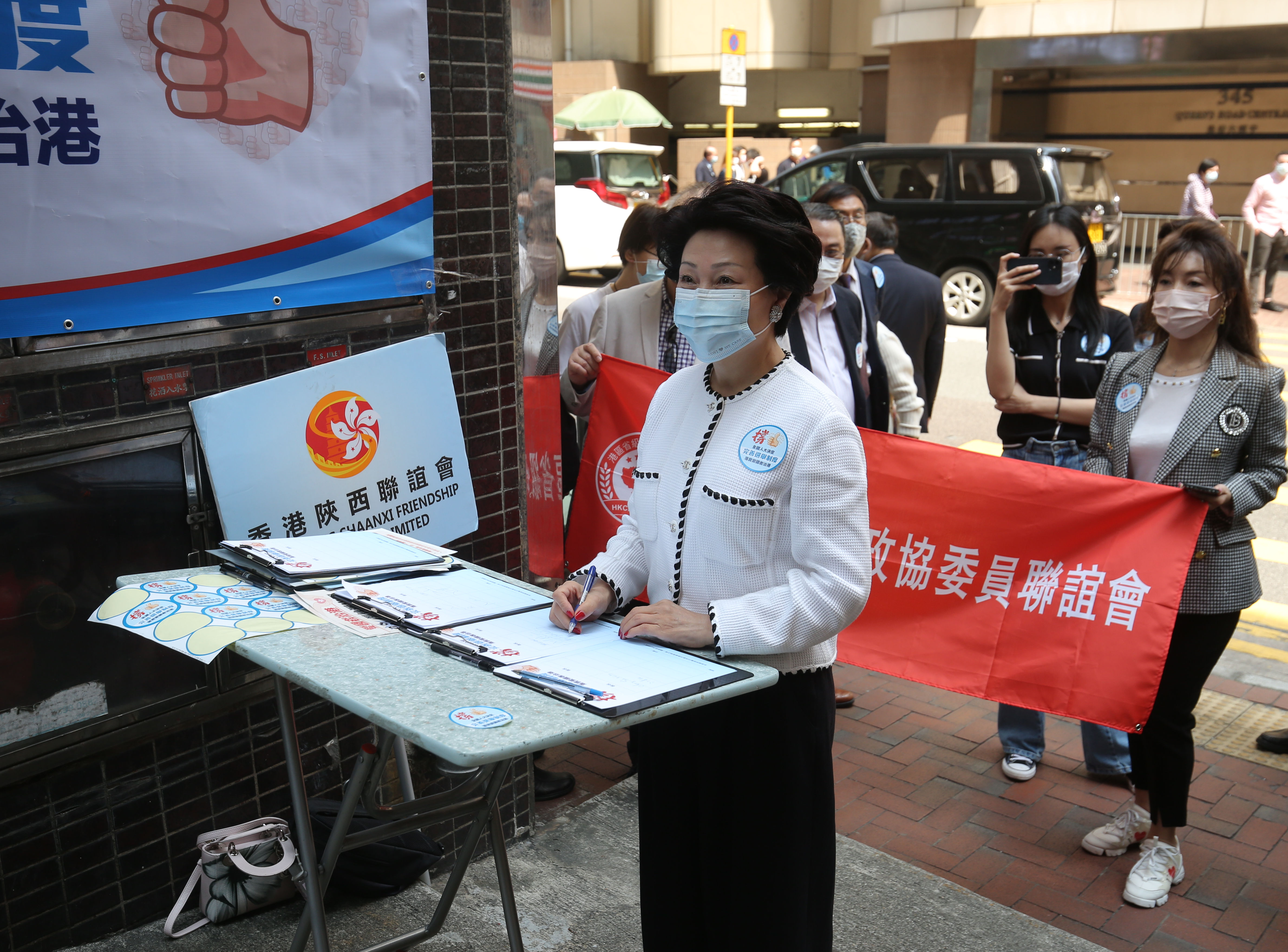 港區省級政協委員聯誼會設街站，收集市民簽名，支持完善香港特區的選舉制度。（大公文匯全媒體記者 凱楊 攝）