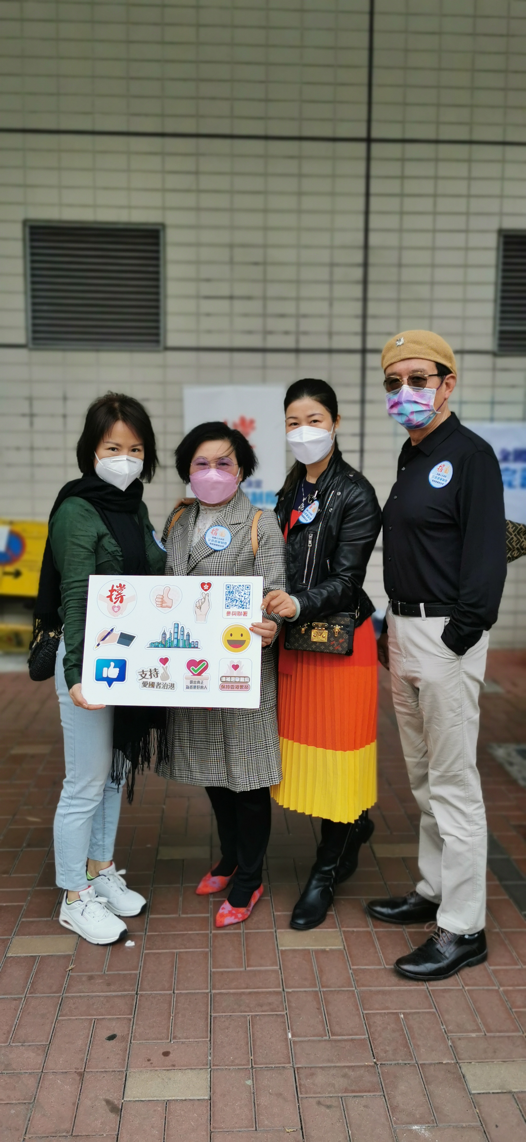 香港河南總商會理事長高波，香港河南總商會青年委員會主席、沙田圍社區窩心服務隊隊長郭宣彤一同在沙田圍地鐵站宣傳人大完善香港選舉制度的決定，呼籲市民簽名支持。（受訪者供圖）