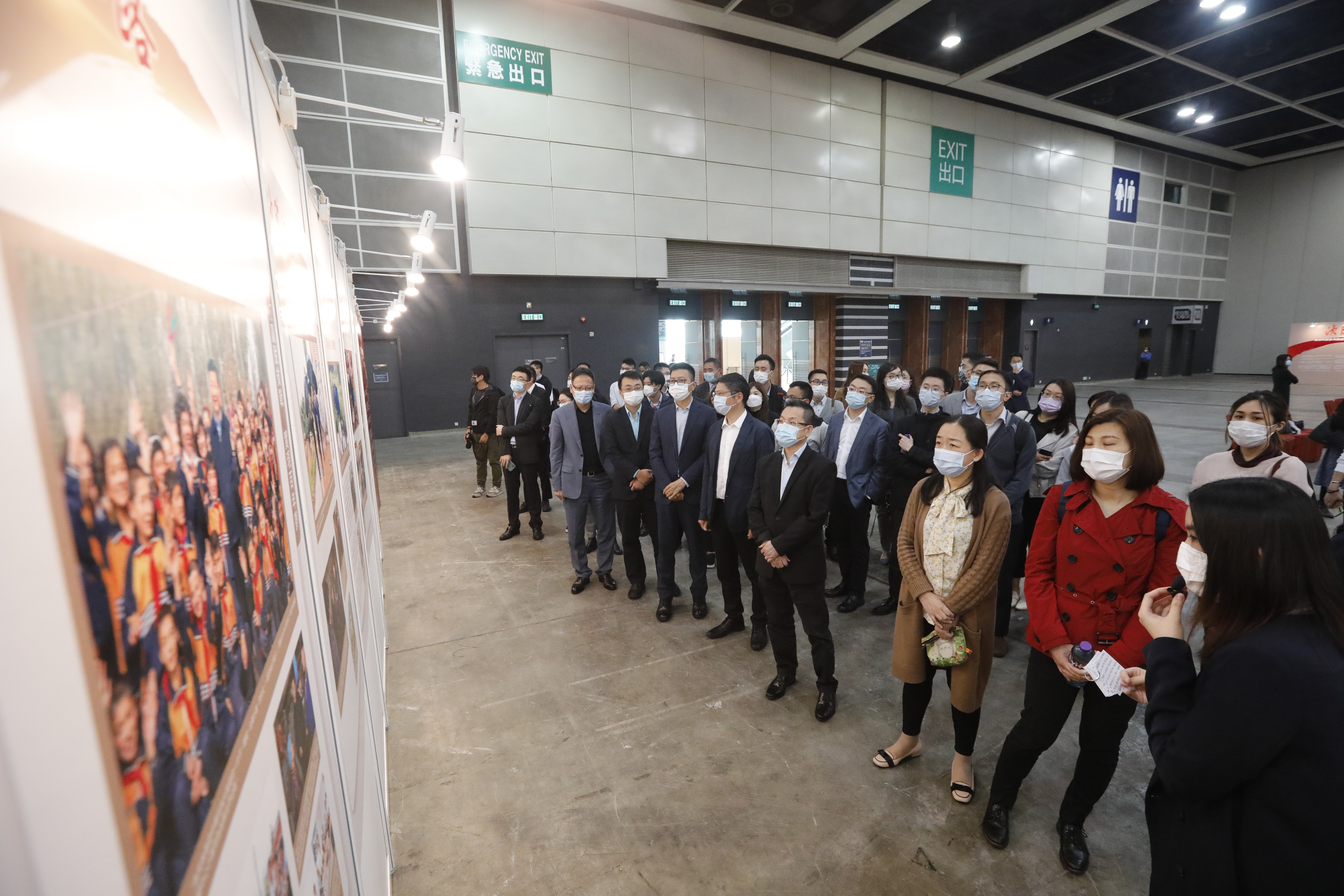 由香港大公文匯傳媒集團主辦的「決勝之路——港澳同胞參與國家脫貧攻堅全面建成小康社會紀實」展覽，今日（24日）第二天在香港會展中心舉行，多間企業機構代表和市民前來參觀，不少人對國家在脫貧攻堅工作取得的成就深感振奮和自豪。中國電信、 中國移動、中國太平等多間企業香港員工今日中午先後到場參觀展覽。其間，大家認真聽取了展覽講解員的介紹，並觀看了展板內容（大文新聞網 記者 攝）

