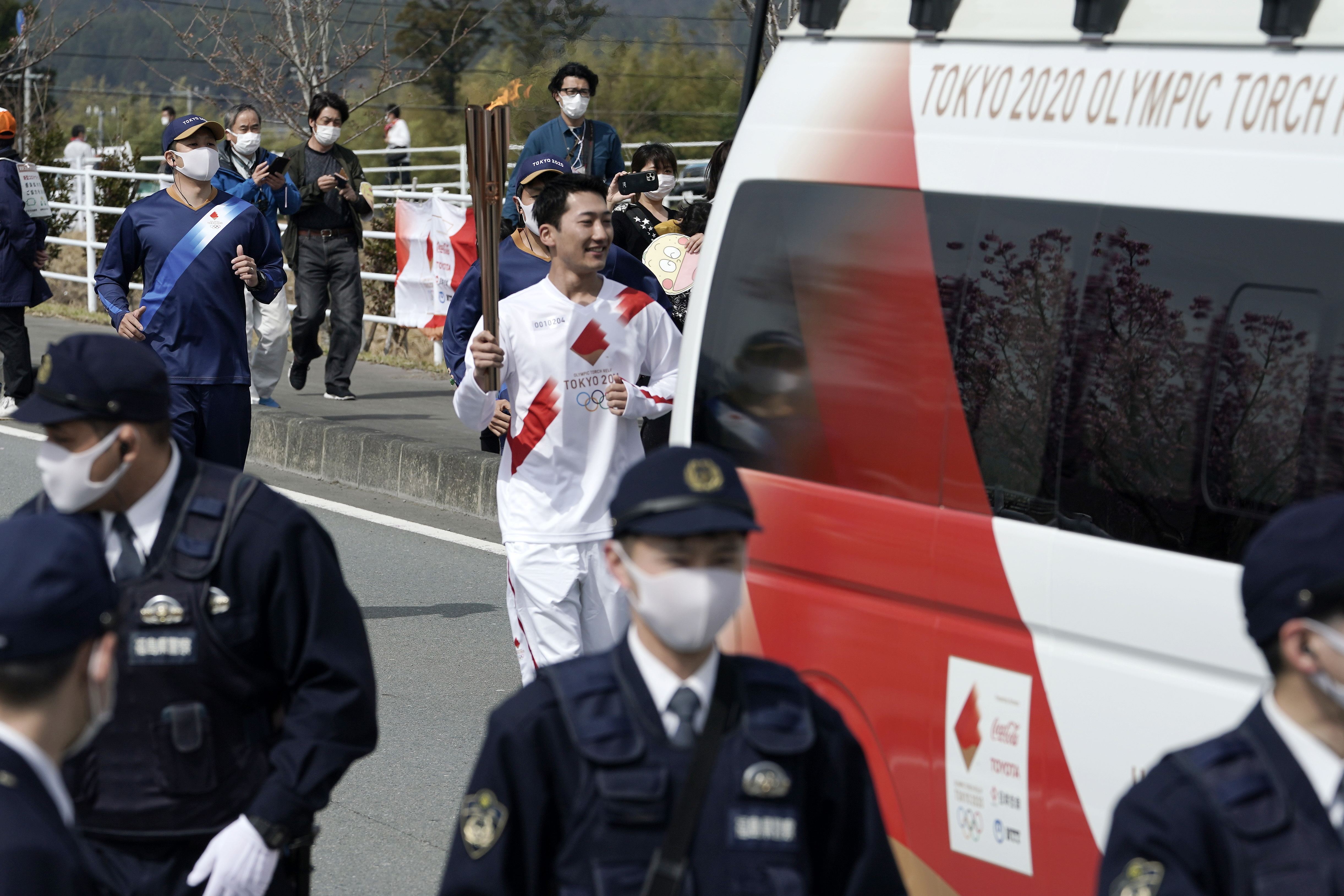 整個聖火傳遞全程121日，將於日本全國47個都道府縣進行會有約一萬名火炬手參與，每位火炬手將舉起火炬跑大約200米。(美聯社)