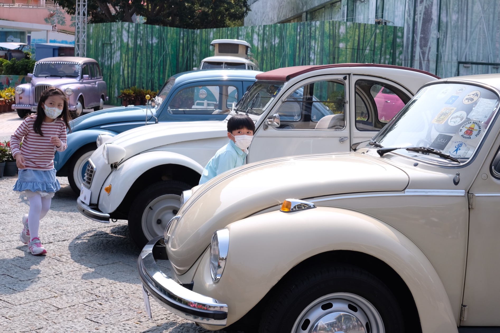 海洋公園夥拍香港老爺車會將於明日（26日）及後日舉行「CAR年華」車展，訪客只需持有海洋公園入場門票、智紛全年入場證或無限次入場證，即可以免費參加「CAR年華」，與擁有逾半世紀歷史的古董車合照打卡（大文新聞網記者 麥鈞傑 攝）