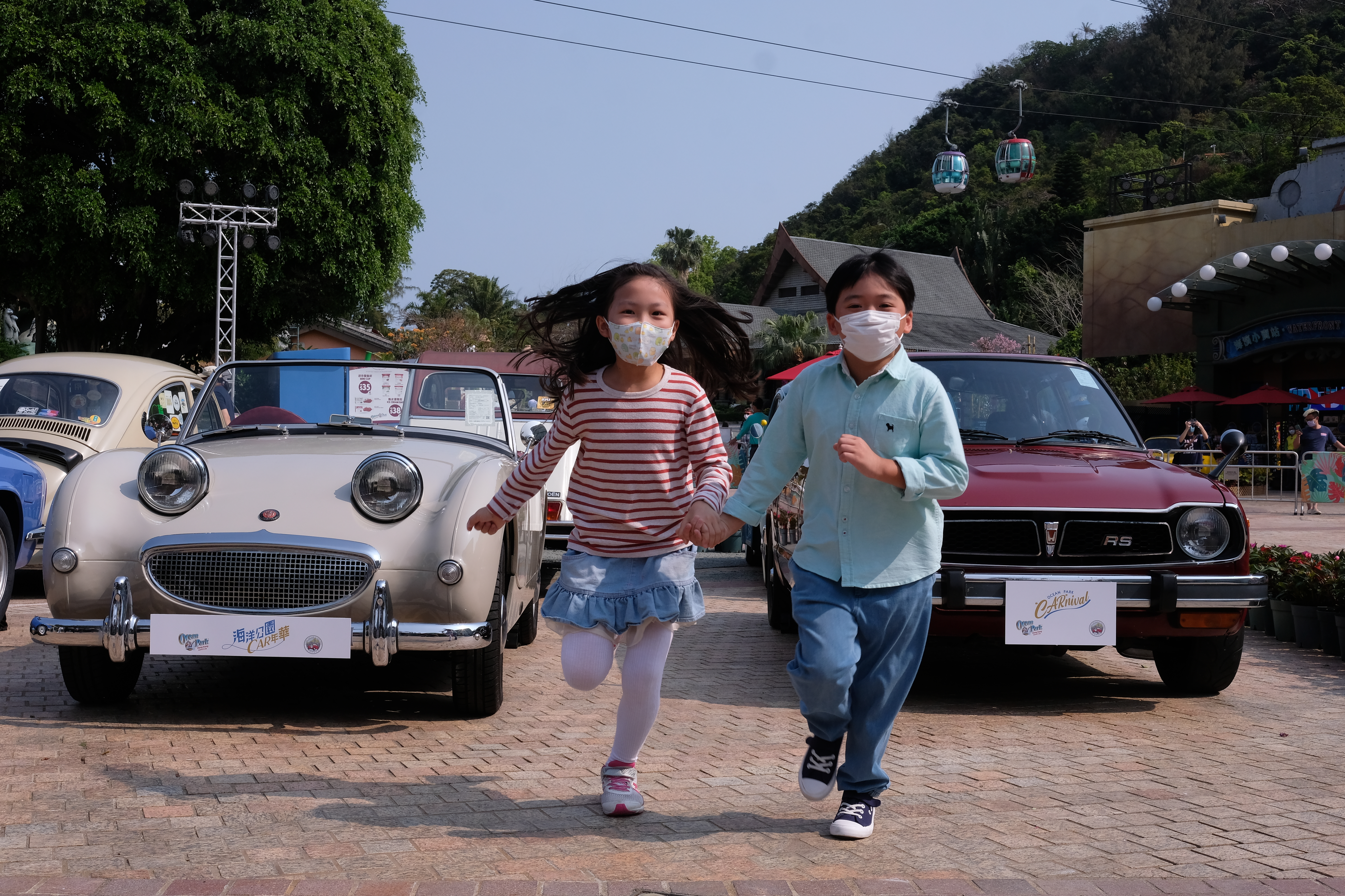 海洋公園夥拍香港老爺車會將於明日（26日）及後日舉行「CAR年華」車展，訪客只需持有海洋公園入場門票、智紛全年入場證或無限次入場證，即可以免費參加「CAR年華」，與擁有逾半世紀歷史的古董車合照打卡（大文新聞網記者 麥鈞傑 攝）