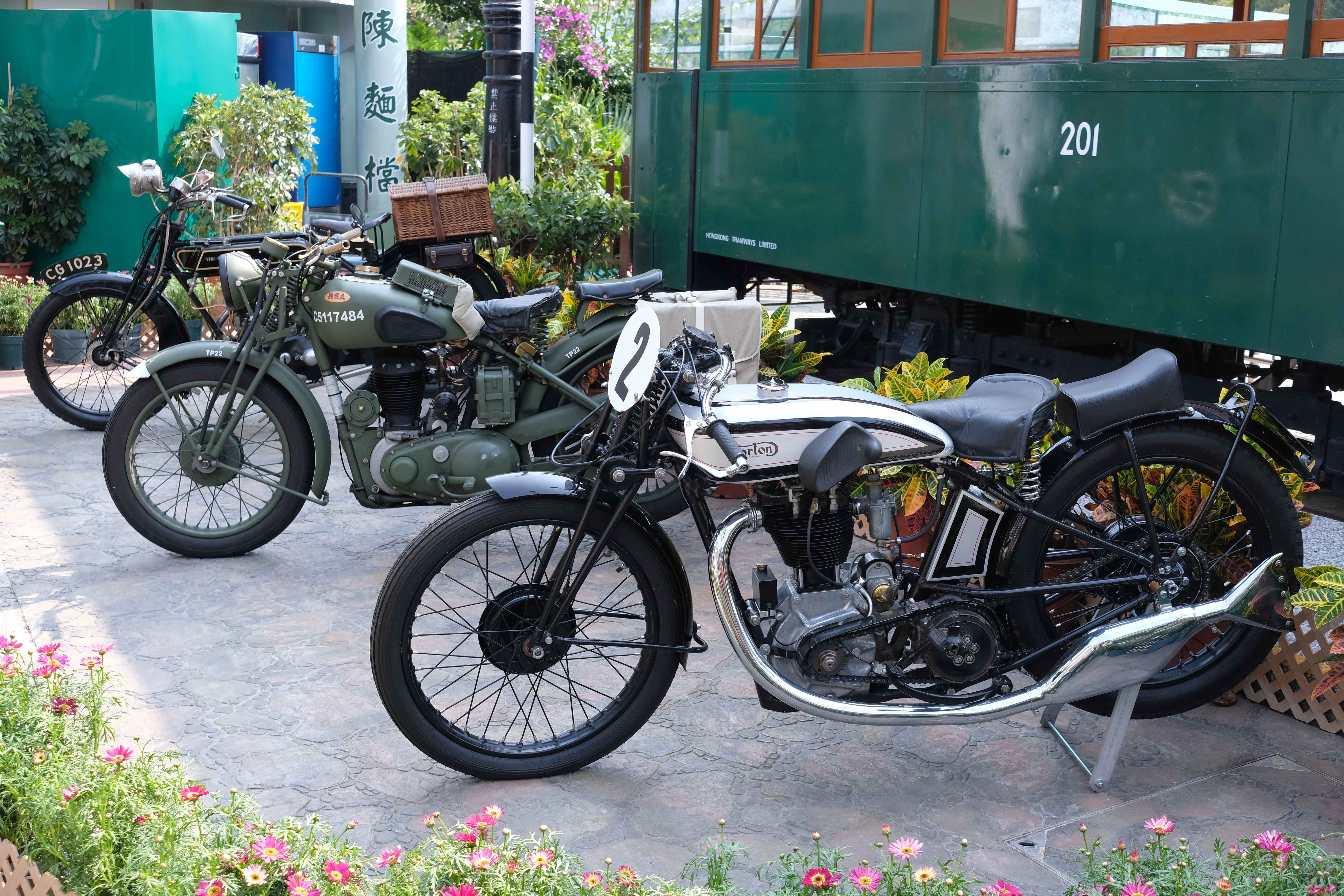 海洋公園夥拍香港老爺車會將於明日（26日）及後日舉行「CAR年華」車展，訪客只需持有海洋公園入場門票、智紛全年入場證或無限次入場證，即可以免費參加「CAR年華」，與擁有逾半世紀歷史的古董車合照打卡（大文新聞網記者 麥鈞傑 攝）