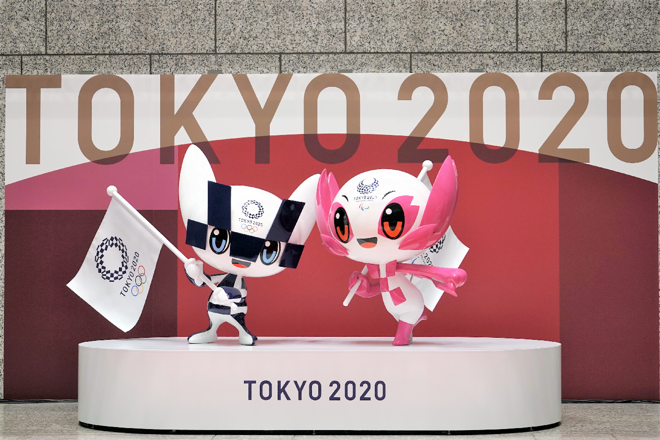 東京奧運會開幕倒數100日，今日（14日）舉行吉祥物亮相活動，分別是奧運會吉祥物Miraitowa和殘奧會吉祥物Someity，兩者長為2.6米，寬為1.5米。Miraitowa為深藍色，寓意「未來及永恆」，Someity為粉色，名字源自「染井吉野」，是日本知名櫻花品種，發音更與英文「so mighty」相似，意為「無所不能」。
目前擺放於東京都政府第一本廳舍2樓宣傳區展示，但由於疫情關係暫時不對外開放。東京奧組委及東京都政府亦在八王子市的著名旅遊景點高尾山山頂，設置長3米、寬1.8米的奧運紀念標誌，展期至8月8日奧運閉幕，之後將展示殘奧會紀念標誌。（美聯社）