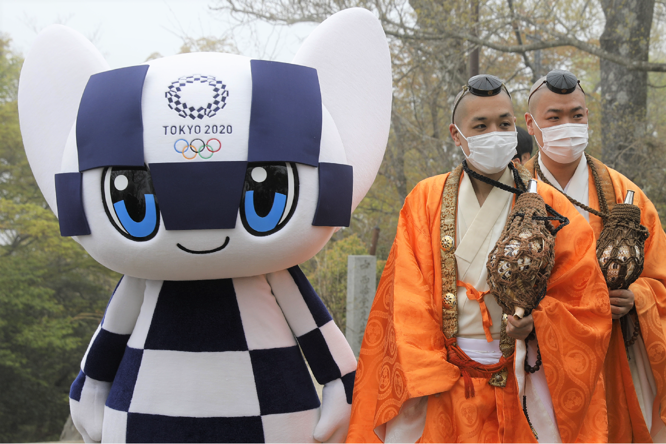 東京奧運會開幕倒數100日，今日（14日）舉行吉祥物亮相活動，分別是奧運會吉祥物Miraitowa和殘奧會吉祥物Someity，兩者長為2.6米，寬為1.5米。Miraitowa為深藍色，寓意「未來及永恆」，Someity為粉色，名字源自「染井吉野」，是日本知名櫻花品種，發音更與英文「so mighty」相似，意為「無所不能」。
目前擺放於東京都政府第一本廳舍2樓宣傳區展示，但由於疫情關係暫時不對外開放。東京奧組委及東京都政府亦在八王子市的著名旅遊景點高尾山山頂，設置長3米、寬1.8米的奧運紀念標誌，展期至8月8日奧運閉幕，之後將展示殘奧會紀念標誌。（美聯社）