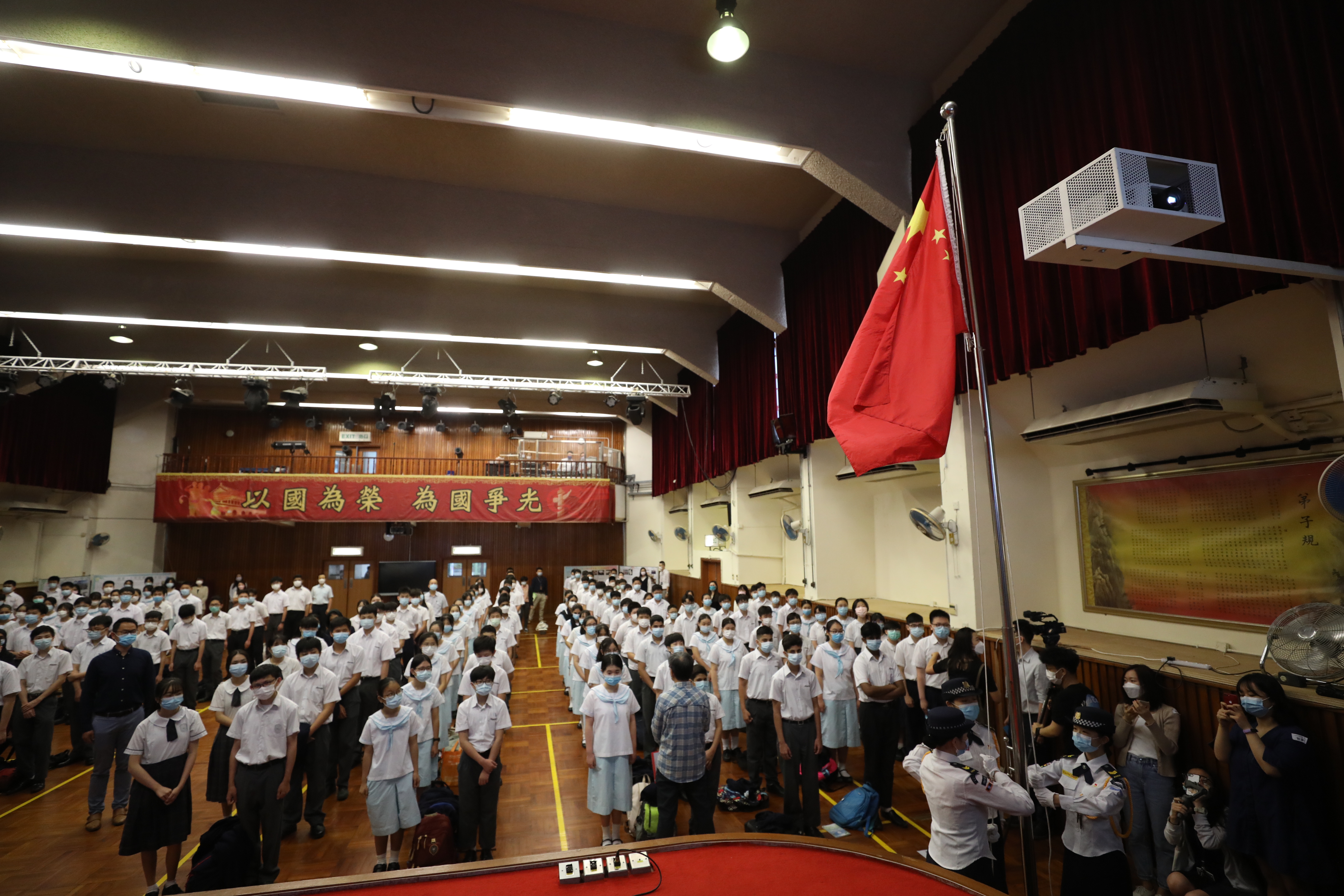 東涌黃楚標中學舉行升旗禮。（大文新聞網記者萬霜靈攝）