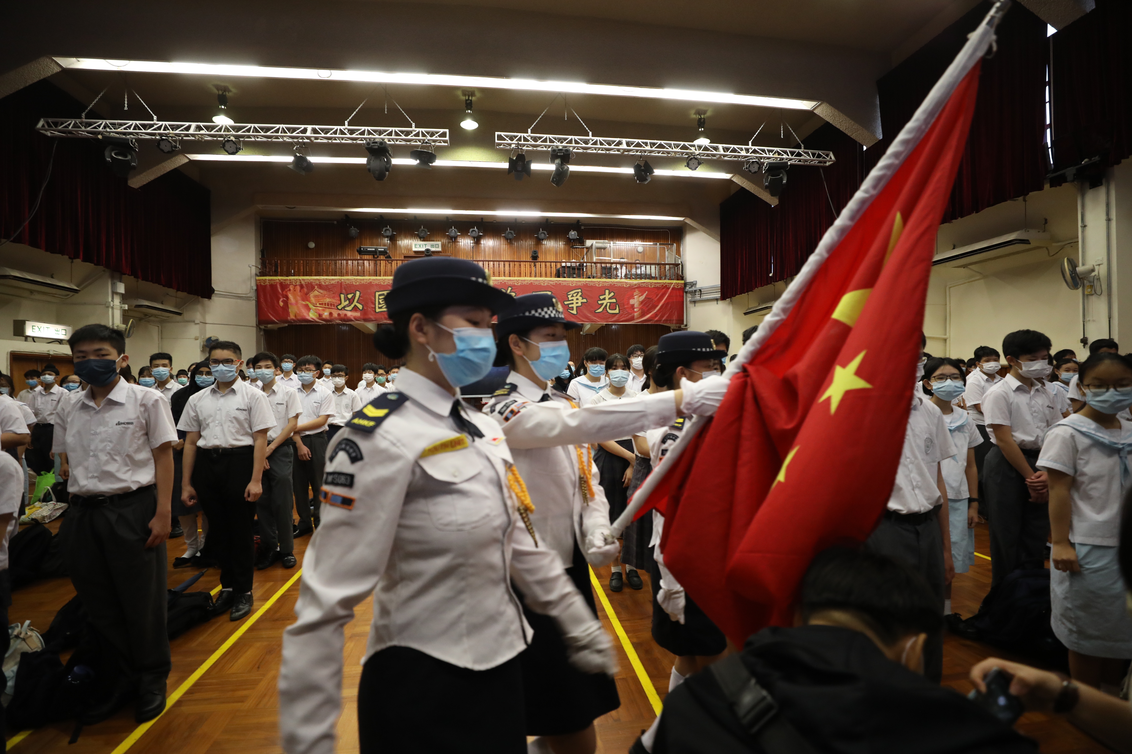 全民國家安全教育日，東涌黃楚標中學舉行升旗禮。（大文新聞網記者萬霜靈攝）