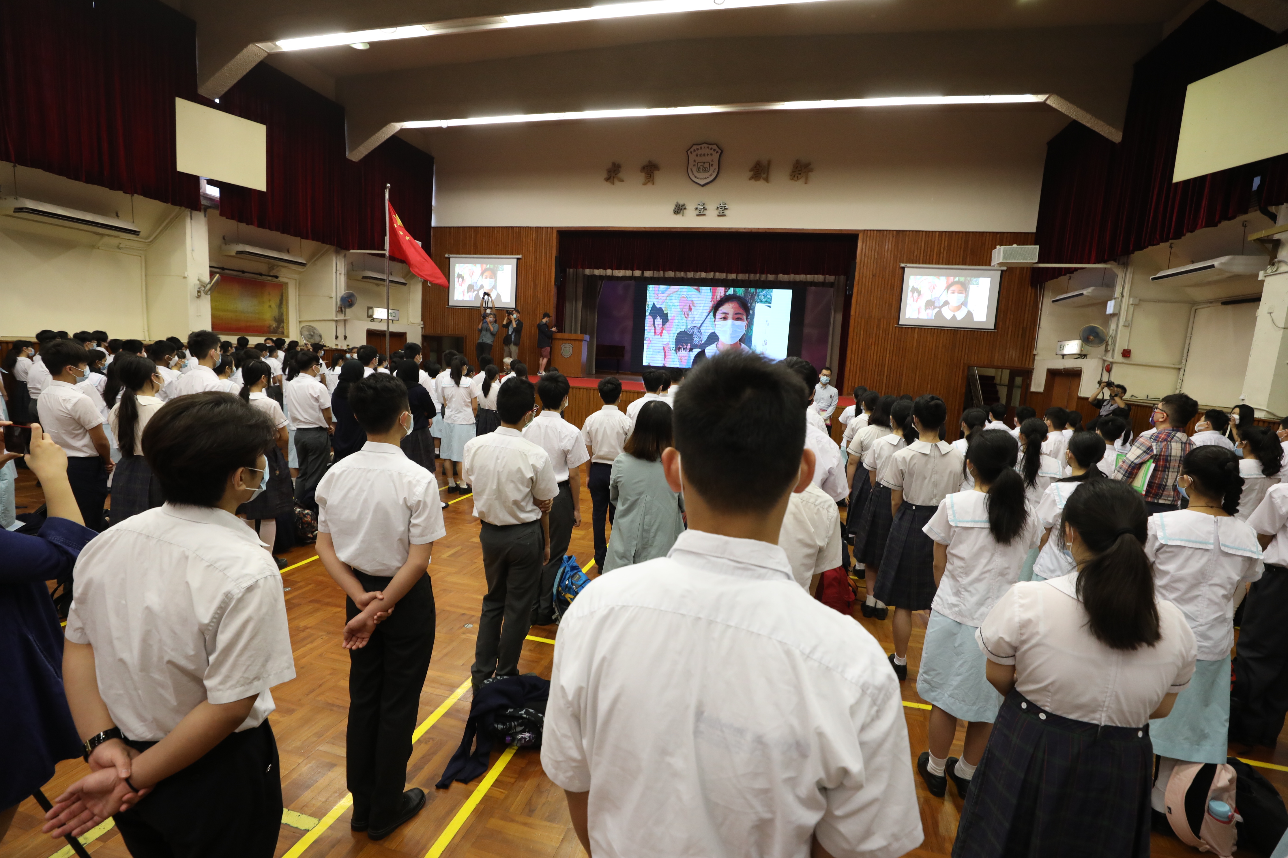 國旗升起時，同學們肅立，行注目禮。（大文新聞網記者萬霜靈攝）