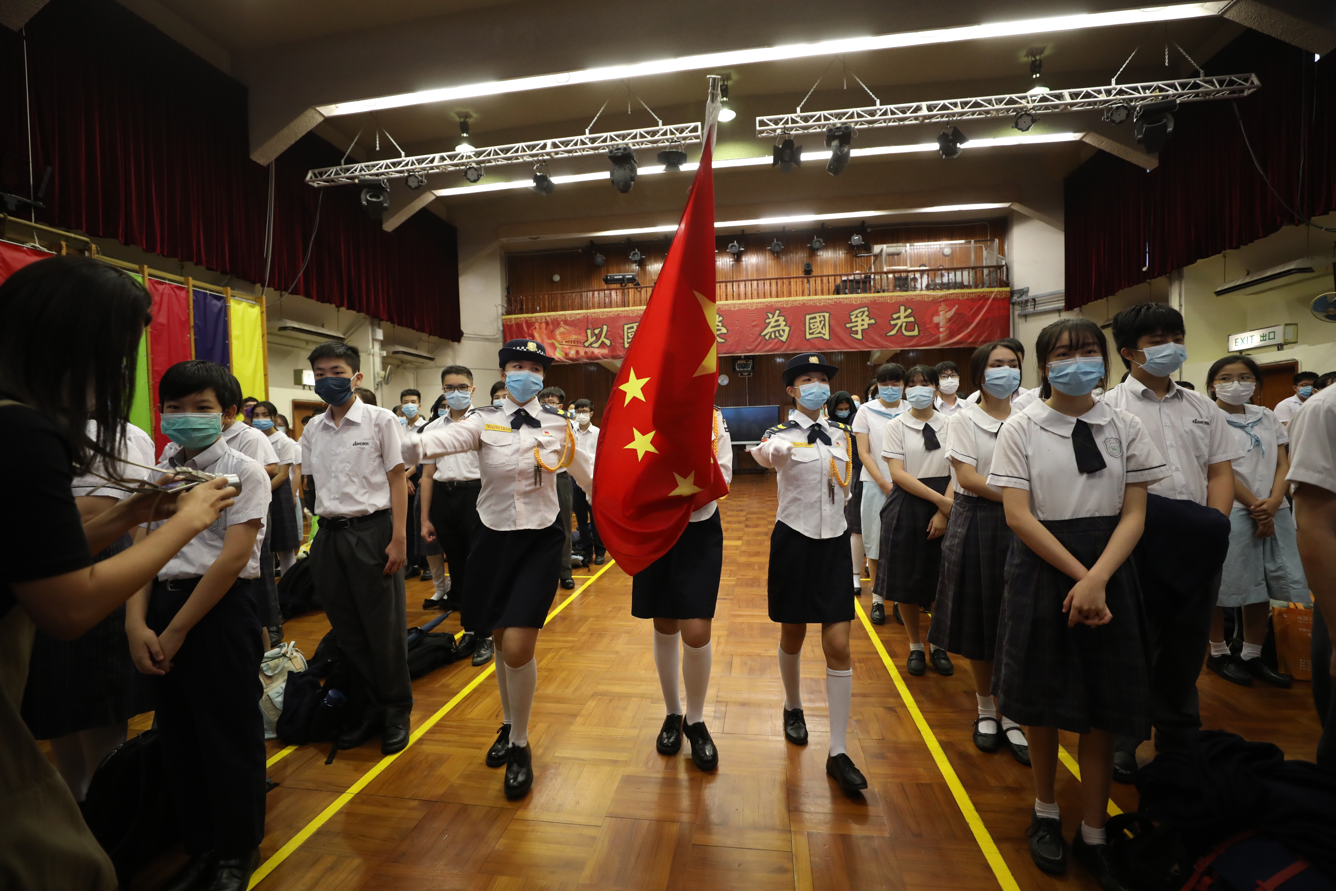 今日（15日）是我國第六個「全民國家安全教育日」，亦是香港國安法在香港實施後的第一個「全民國家安全教育日」，東涌黃楚標中學早上舉行升旗禮。（大文新聞網記者萬霜靈攝）