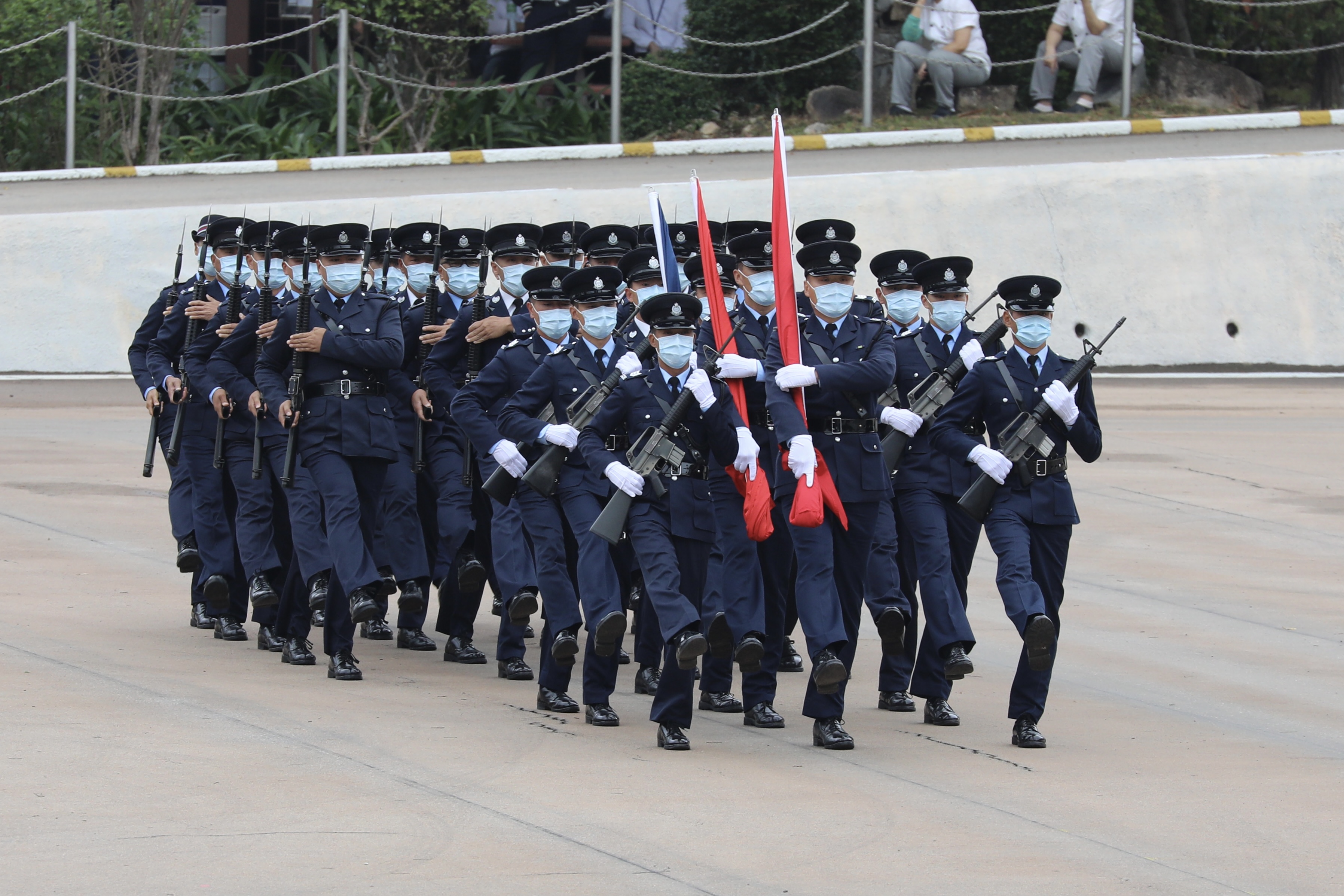 今日（15日）是「全民國家安全教育日」，香港警察學院舉行開放日活動，讓市民進一步了解國家安全的意義和警隊在維護國家安全方面的工作。上午9時15分開始，逾千名市民紛紛入場就坐，警隊舉行升國旗儀式及奏國歌。隨後，警察樂隊還進行了精彩的表演，市民掌聲陣陣。（大公文匯全媒體記者李斯哲攝）