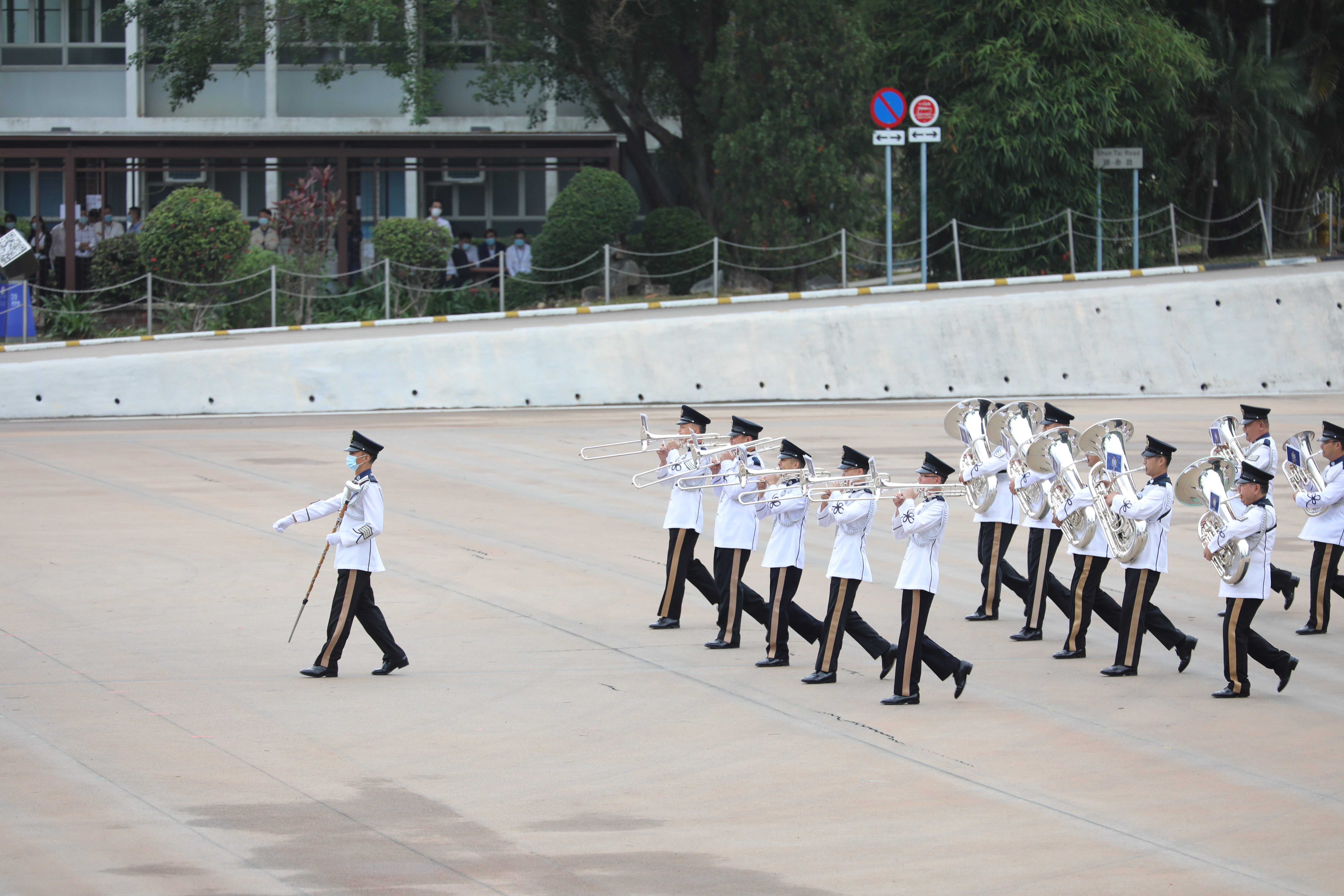 今日（15日）是「全民國家安全教育日」，香港警察學院舉行開放日活動，讓市民進一步了解國家安全的意義和警隊在維護國家安全方面的工作。上午9時15分開始，逾千名市民紛紛入場就坐，警隊舉行升國旗儀式及奏國歌。隨後，警察樂隊還進行了精彩的表演，市民掌聲陣陣。（大公文匯全媒體記者李斯哲攝）