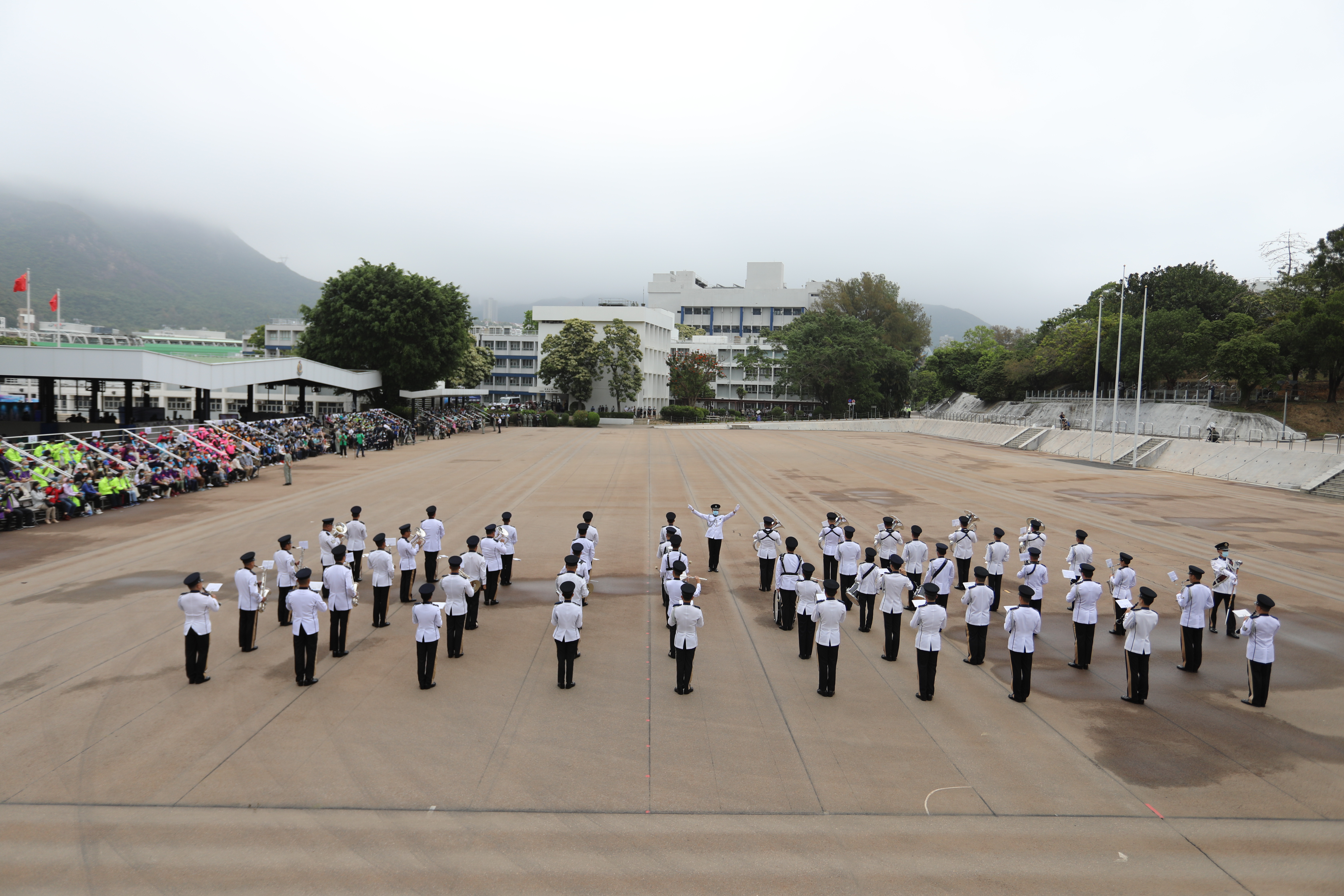今日（15日）是「全民國家安全教育日」，香港警察學院舉行開放日活動，讓市民進一步了解國家安全的意義和警隊在維護國家安全方面的工作。上午9時15分開始，逾千名市民紛紛入場就坐，警隊舉行升國旗儀式及奏國歌。隨後，警察樂隊還進行了精彩的表演，市民掌聲陣陣。（大公文匯全媒體記者李斯哲攝）