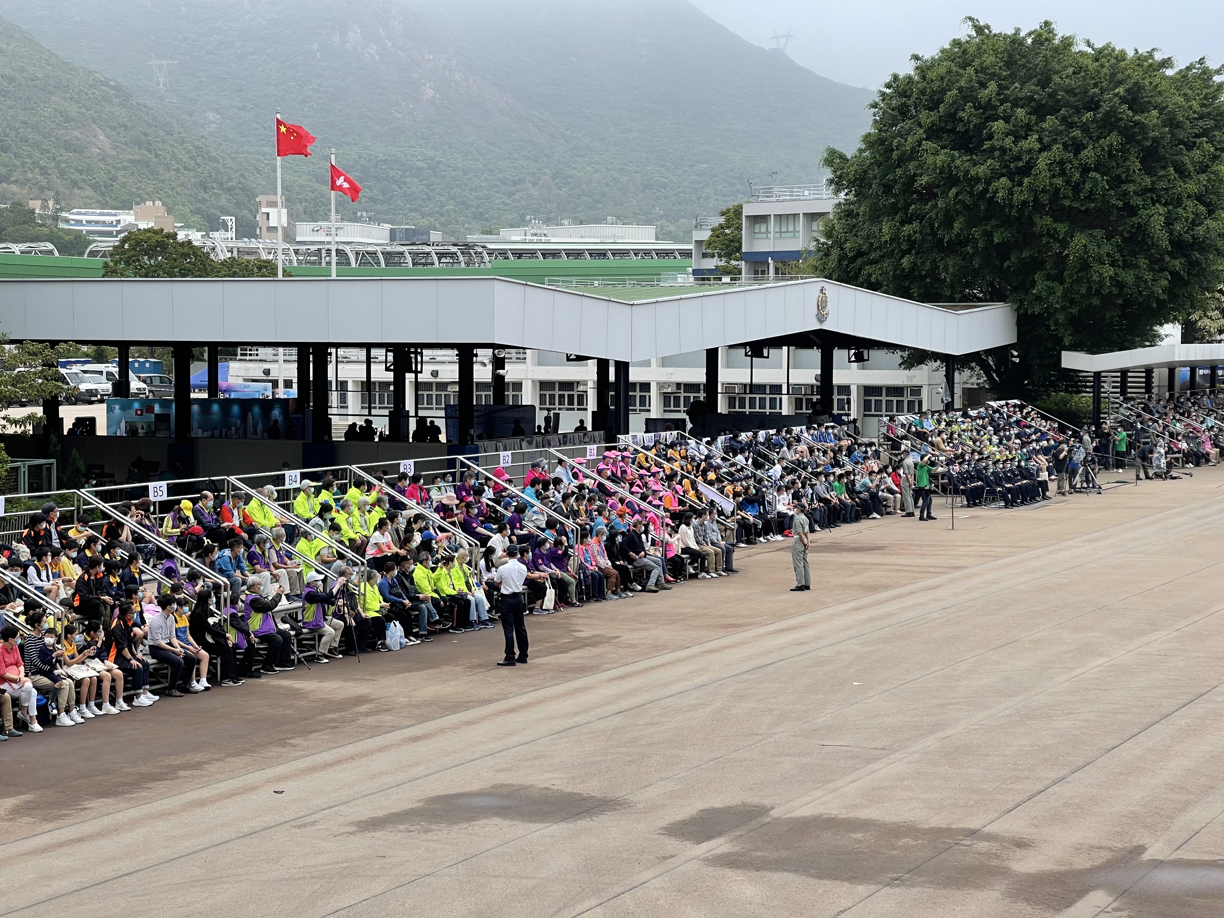 今日（15日）是「全民國家安全教育日」，香港警察學院舉行開放日活動，讓市民進一步了解國家安全的意義和警隊在維護國家安全方面的工作。上午9時15分開始，逾千名市民紛紛入場就坐，警隊舉行升國旗儀式及奏國歌。隨後，警察樂隊還進行了精彩的表演，市民掌聲陣陣。（大公文匯全媒體記者李斯哲攝）