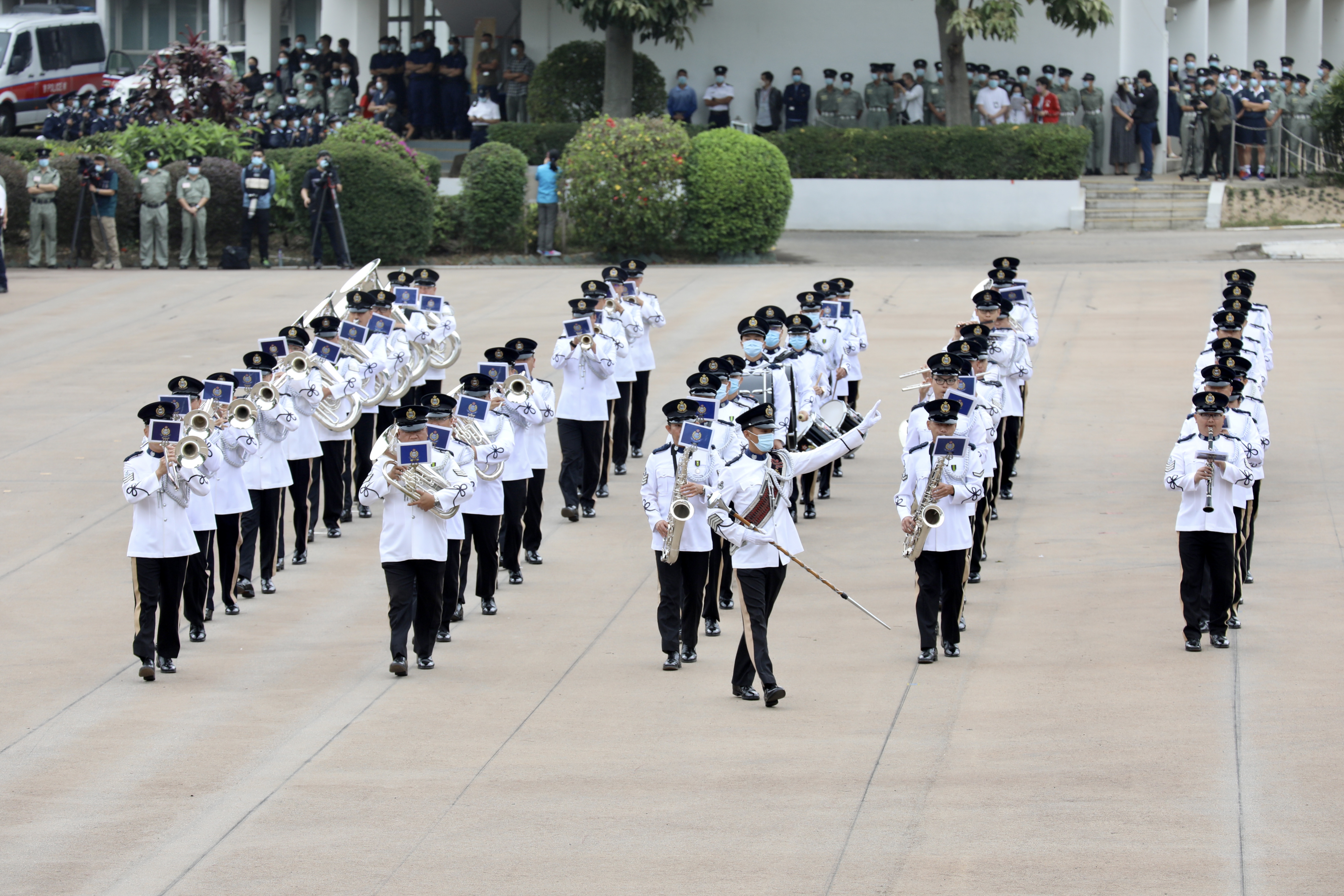 今日（15日）是「全民國家安全教育日」，香港警察學院舉行開放日活動，讓市民進一步了解國家安全的意義和警隊在維護國家安全方面的工作。上午9時15分開始，逾千名市民紛紛入場就坐，警隊舉行升國旗儀式及奏國歌。隨後，警察樂隊還進行了精彩的表演，市民掌聲陣陣。（大公文匯全媒體記者李斯哲攝）