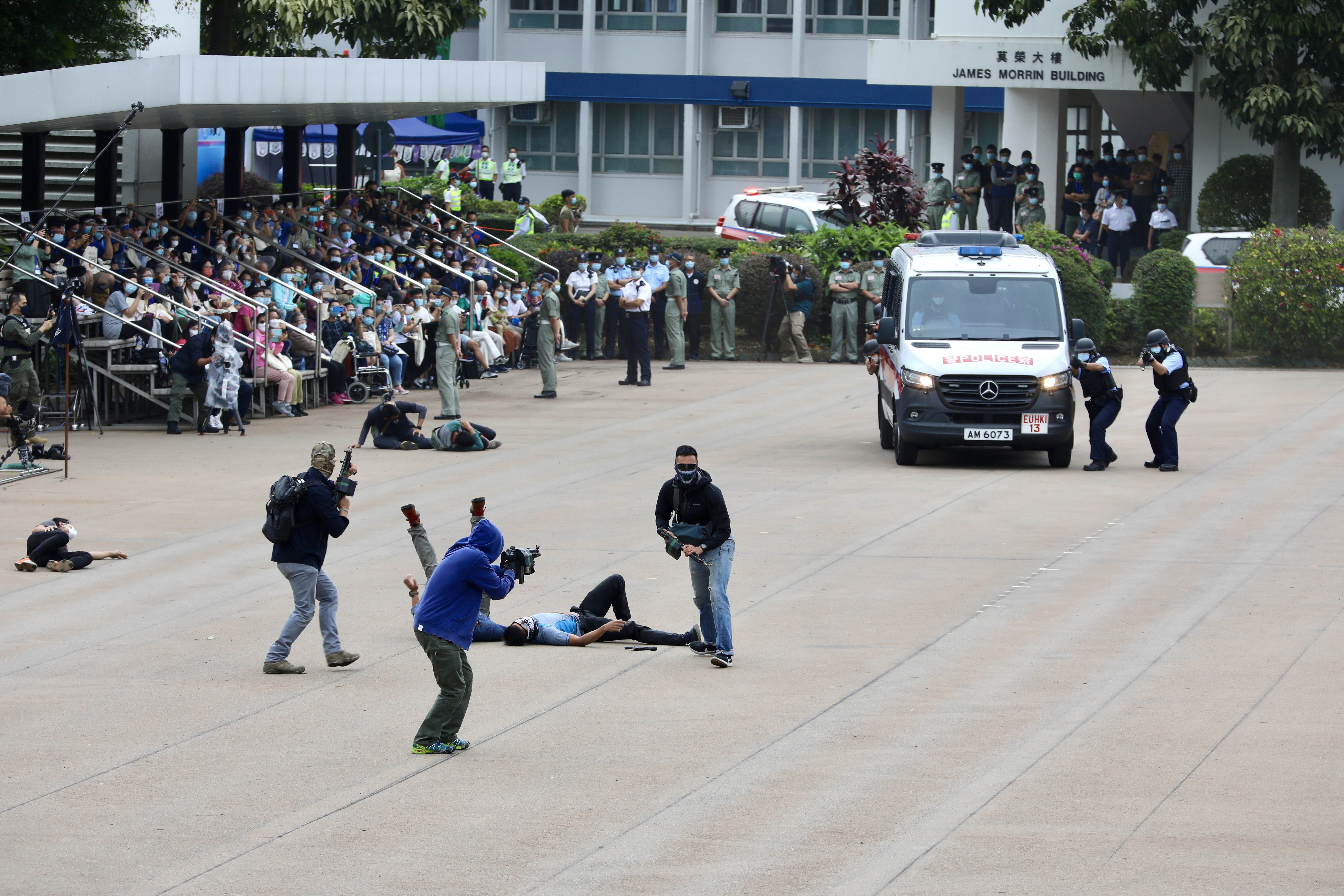今日（15日）是「全民國家安全教育日」，香港警察學院舉行開放日活動，讓市民進一步了解國家安全的意義和警隊在維護國家安全方面的工作。上午10時許，警隊舉行升國旗儀式及奏國歌，隨後進行多項精彩表演，其中反恐特勤隊和衝鋒隊作反恐演練，演示警隊遇到恐怖分子的處理手法，更展示如何從暴徒手中解救人質，市民大讚反恐特警隊真專業。（大公文匯全媒體記者李斯哲攝）