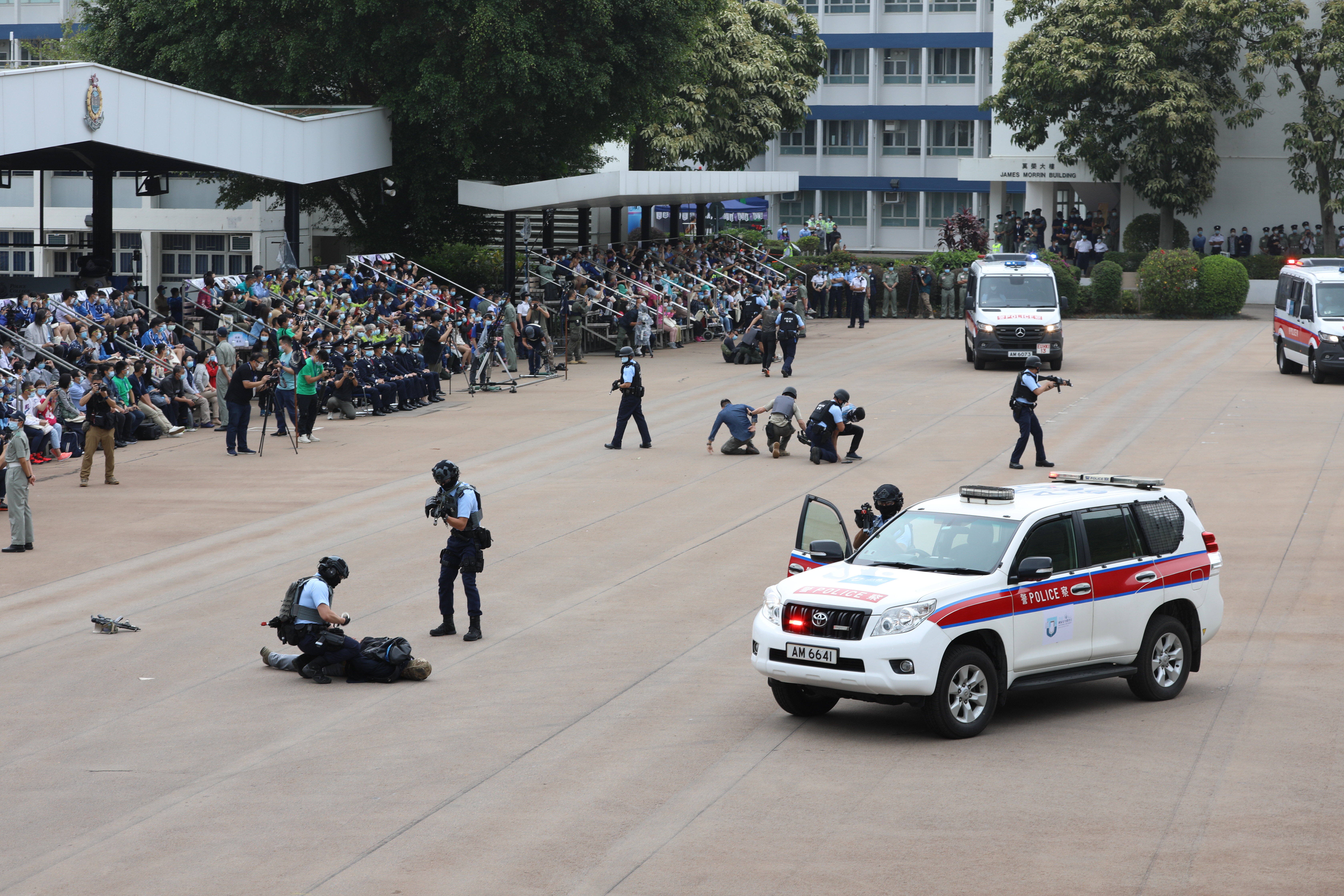 今日（15日）是「全民國家安全教育日」，香港警察學院舉行開放日活動，讓市民進一步了解國家安全的意義和警隊在維護國家安全方面的工作。上午10時許，警隊舉行升國旗儀式及奏國歌，隨後進行多項精彩表演，其中反恐特勤隊和衝鋒隊作反恐演練，演示警隊遇到恐怖分子的處理手法，更展示如何從暴徒手中解救人質，市民大讚反恐特警隊真專業。（大公文匯全媒體記者李斯哲攝）