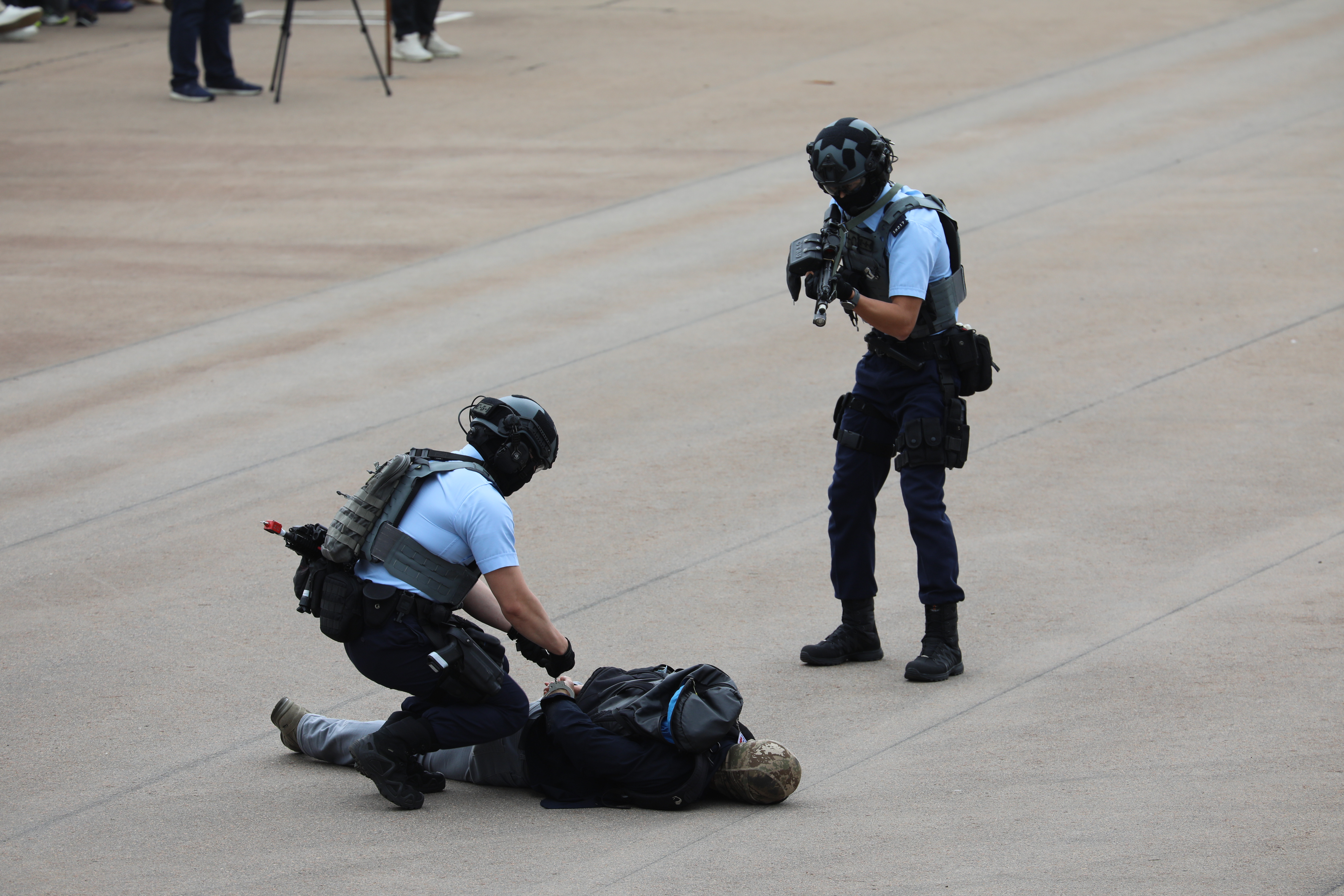 今日（15日）是「全民國家安全教育日」，香港警察學院舉行開放日活動，讓市民進一步了解國家安全的意義和警隊在維護國家安全方面的工作。上午10時許，警隊舉行升國旗儀式及奏國歌，隨後進行多項精彩表演，其中反恐特勤隊和衝鋒隊作反恐演練，演示警隊遇到恐怖分子的處理手法，更展示如何從暴徒手中解救人質，市民大讚反恐特警隊真專業。（大公文匯全媒體記者李斯哲攝）