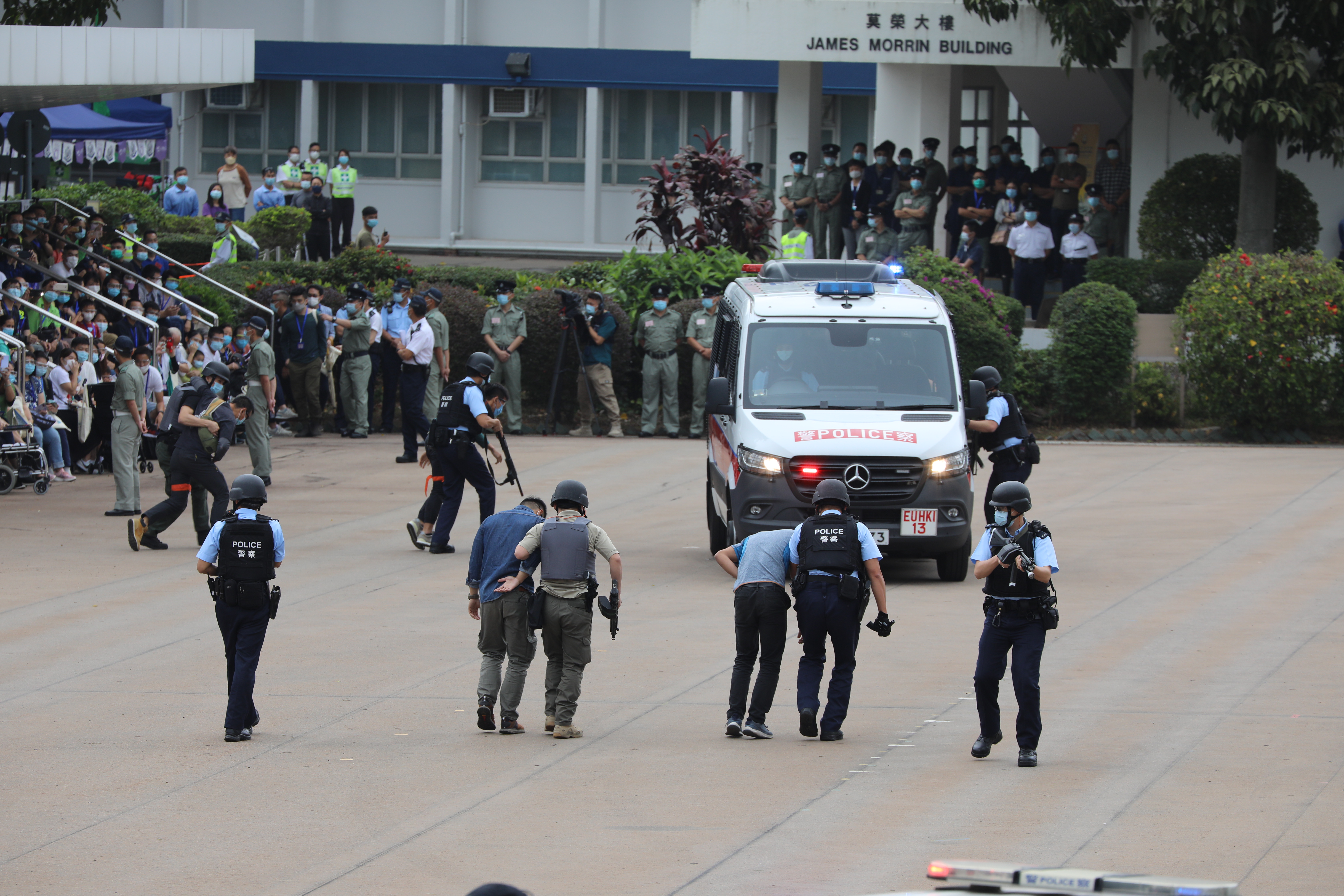 今日（15日）是「全民國家安全教育日」，香港警察學院舉行開放日活動，讓市民進一步了解國家安全的意義和警隊在維護國家安全方面的工作。上午10時許，警隊舉行升國旗儀式及奏國歌，隨後進行多項精彩表演，其中反恐特勤隊和衝鋒隊作反恐演練，演示警隊遇到恐怖分子的處理手法，更展示如何從暴徒手中解救人質，市民大讚反恐特警隊真專業。（大公文匯全媒體記者李斯哲攝）