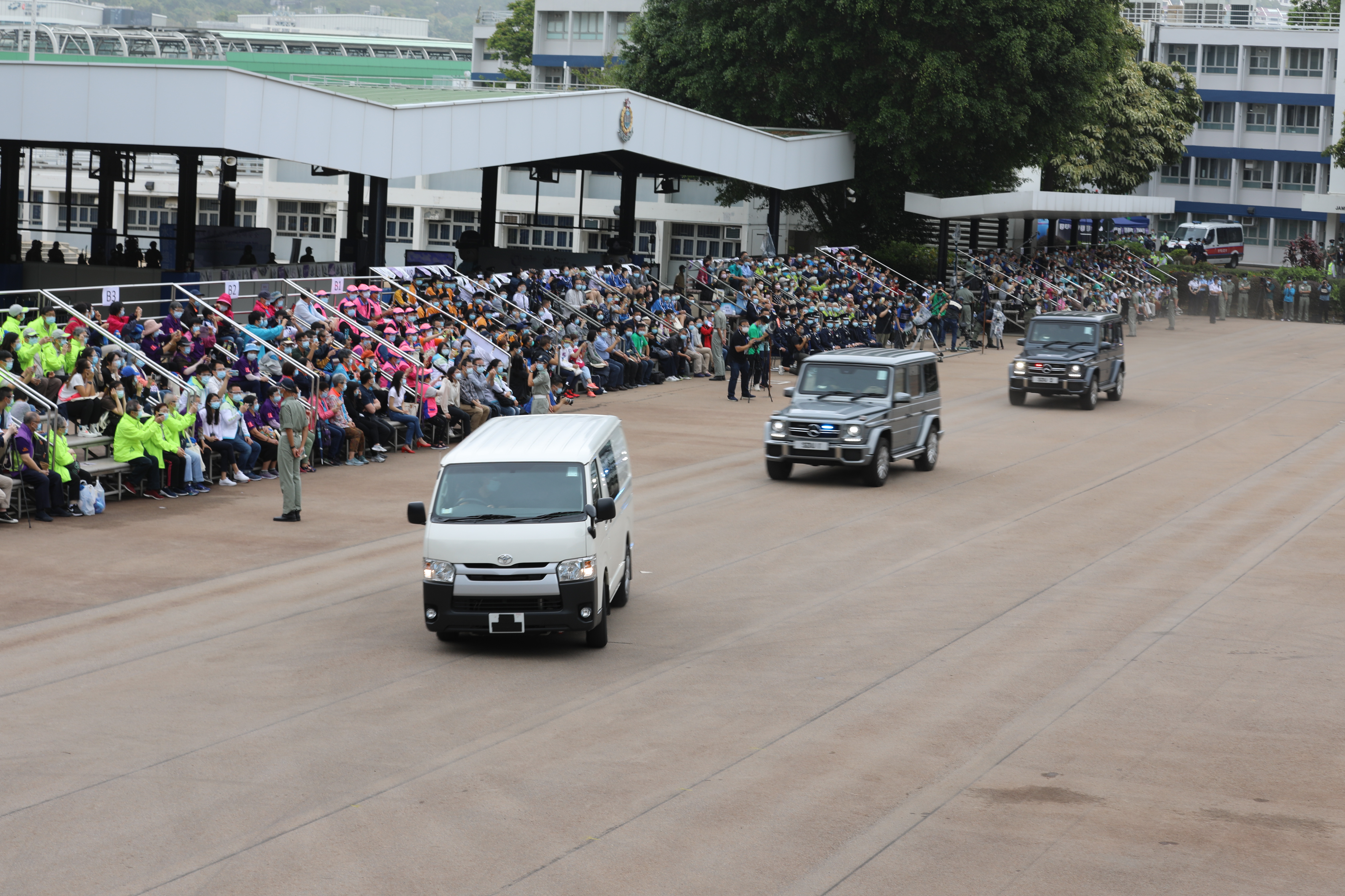 今日（15日）是「全民國家安全教育日」，香港警察學院舉行開放日活動，讓市民進一步了解國家安全的意義和警隊在維護國家安全方面的工作。上午10時許，警隊舉行升國旗儀式及奏國歌，隨後進行多項精彩表演，其中反恐特勤隊和衝鋒隊作反恐演練，演示警隊遇到恐怖分子的處理手法，更展示如何從暴徒手中解救人質，市民大讚反恐特警隊真專業。（大公文匯全媒體記者李斯哲攝）
