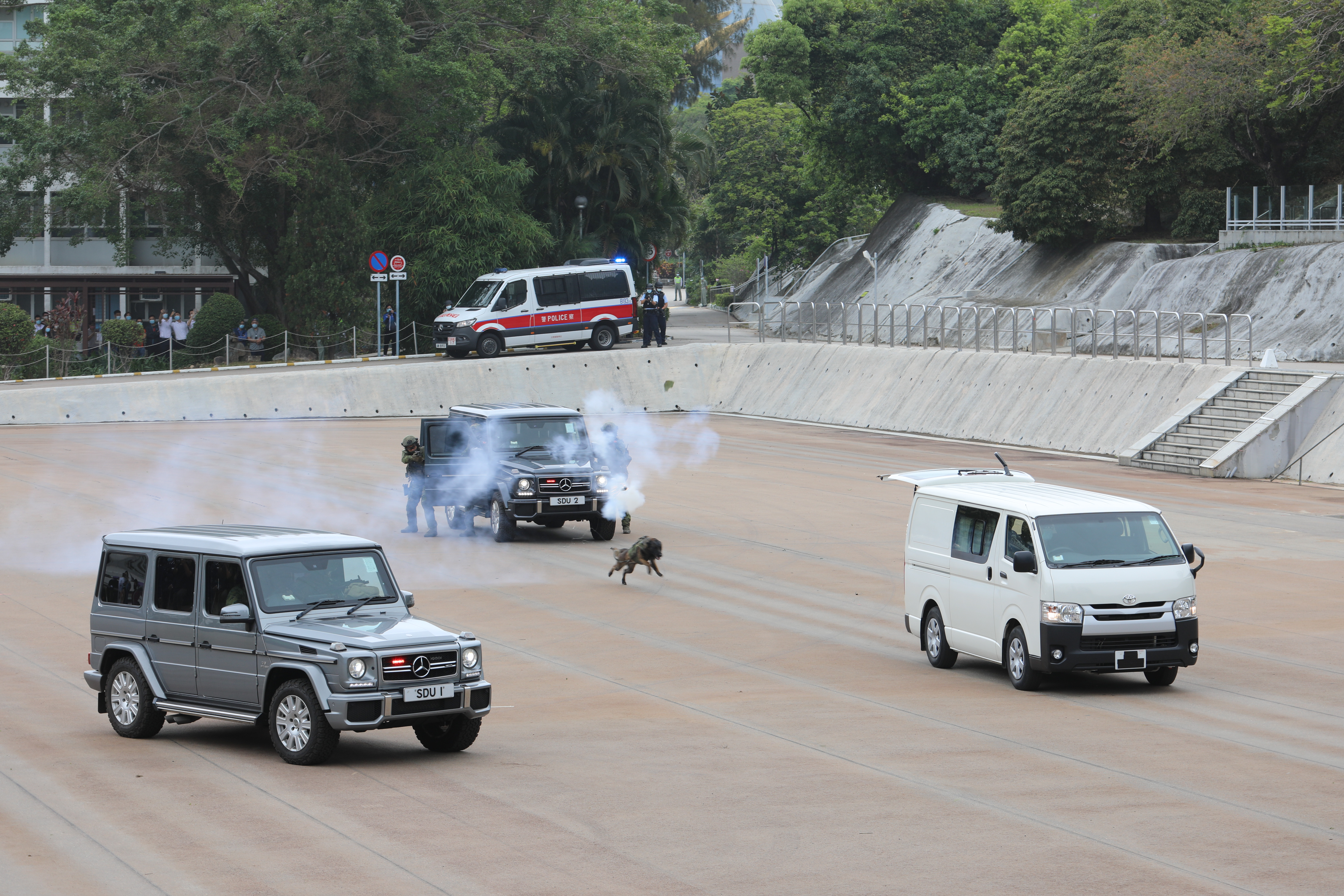 今日（15日）是「全民國家安全教育日」，香港警察學院舉行開放日活動，讓市民進一步了解國家安全的意義和警隊在維護國家安全方面的工作。上午10時許，警隊舉行升國旗儀式及奏國歌，隨後進行多項精彩表演，其中反恐特勤隊和衝鋒隊作反恐演練，演示警隊遇到恐怖分子的處理手法，更展示如何從暴徒手中解救人質，市民大讚反恐特警隊真專業。（大公文匯全媒體記者李斯哲攝）