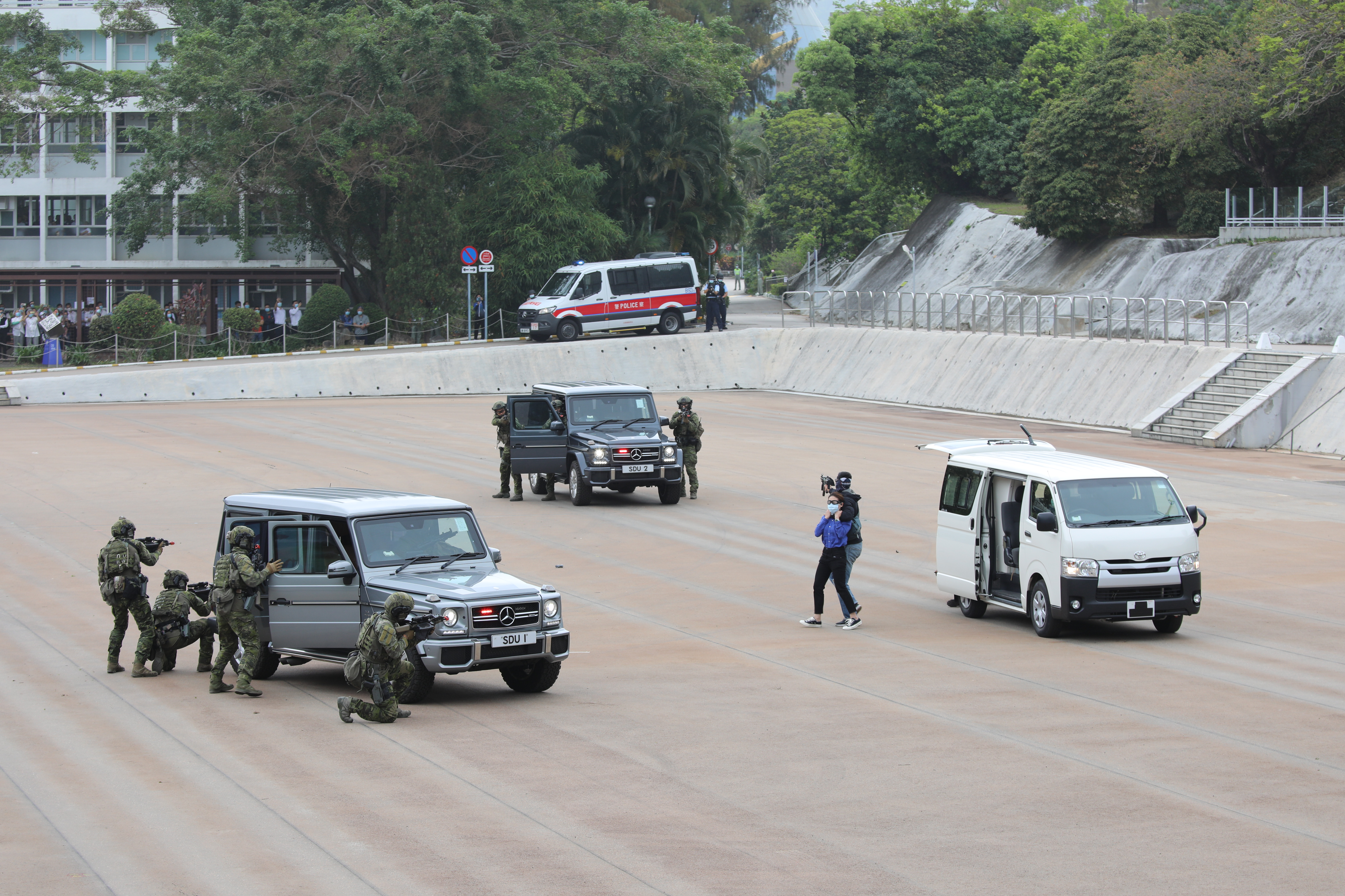 今日（15日）是「全民國家安全教育日」，香港警察學院舉行開放日活動，讓市民進一步了解國家安全的意義和警隊在維護國家安全方面的工作。上午10時許，警隊舉行升國旗儀式及奏國歌，隨後進行多項精彩表演，其中反恐特勤隊和衝鋒隊作反恐演練，演示警隊遇到恐怖分子的處理手法，更展示如何從暴徒手中解救人質，市民大讚反恐特警隊真專業。（大公文匯全媒體記者李斯哲攝）