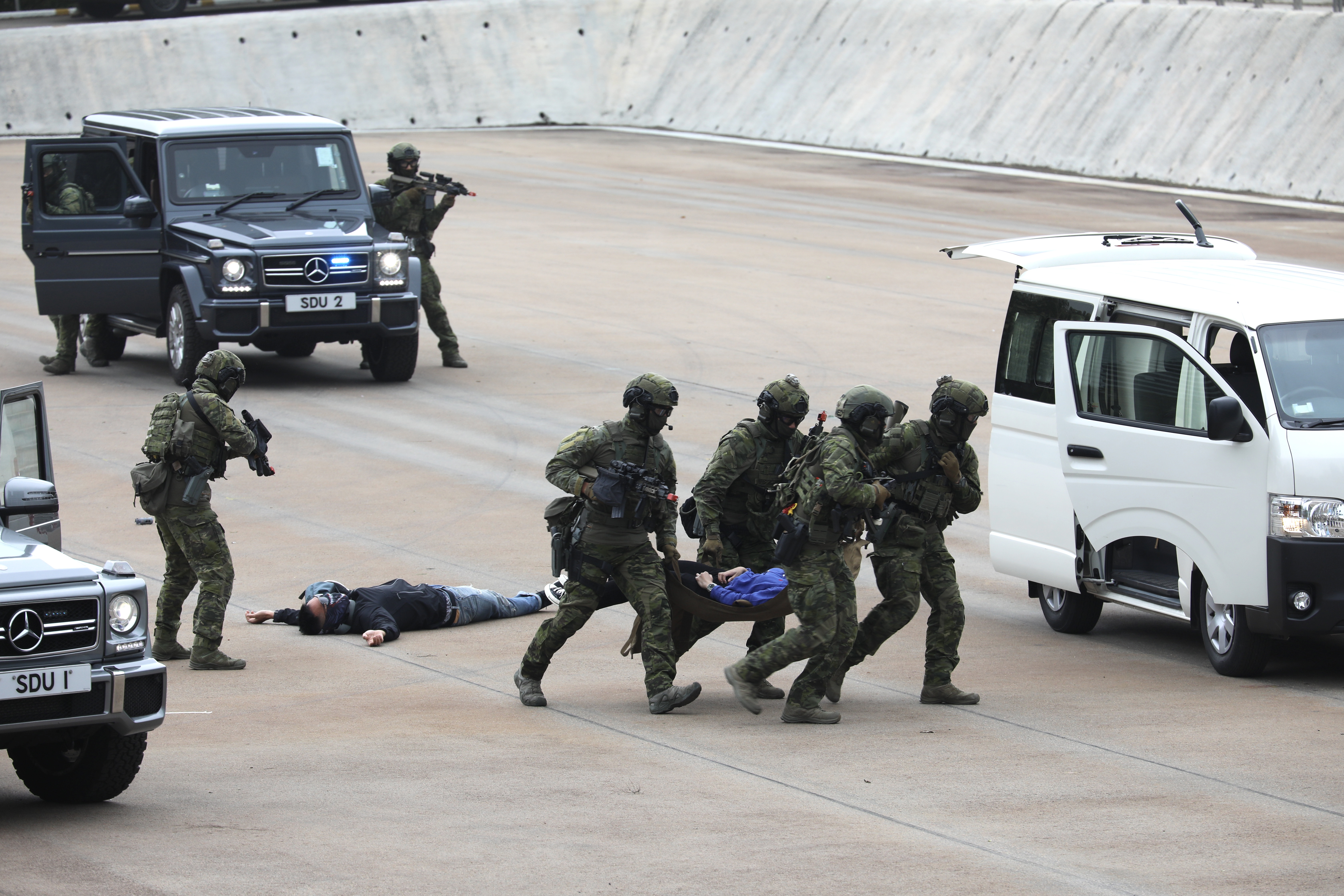 今日（15日）是「全民國家安全教育日」，香港警察學院舉行開放日活動，讓市民進一步了解國家安全的意義和警隊在維護國家安全方面的工作。上午10時許，警隊舉行升國旗儀式及奏國歌，隨後進行多項精彩表演，其中反恐特勤隊和衝鋒隊作反恐演練，演示警隊遇到恐怖分子的處理手法，更展示如何從暴徒手中解救人質，市民大讚反恐特警隊真專業。（大公文匯全媒體記者李斯哲攝）