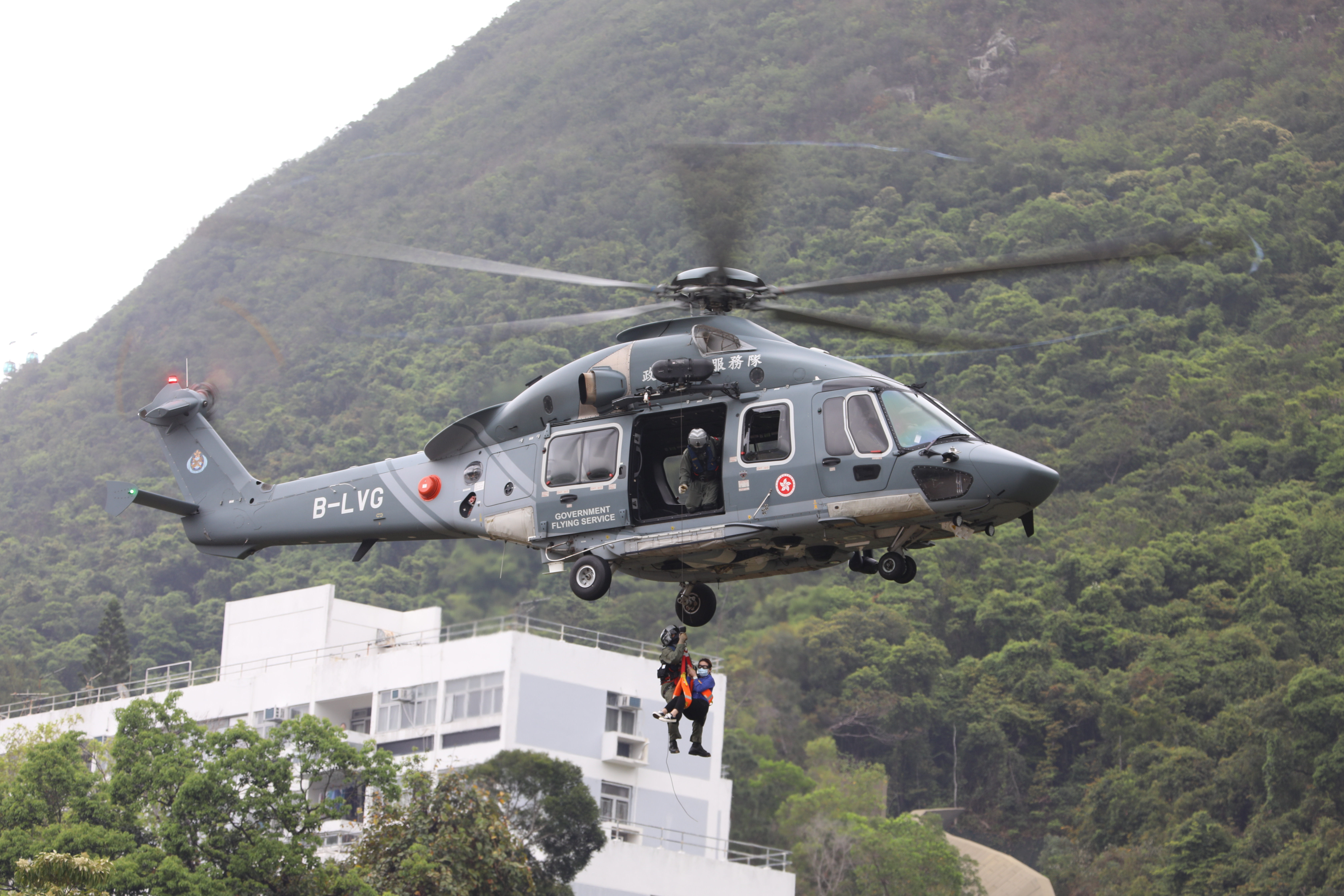 今日（15日）是「全民國家安全教育日」，香港警察學院舉行開放日活動，讓市民進一步了解國家安全的意義和警隊在維護國家安全方面的工作。上午10時許，警隊舉行升國旗儀式及奏國歌，隨後進行多項精彩表演，其中反恐特勤隊和衝鋒隊作反恐演練，演示警隊遇到恐怖分子的處理手法，更展示如何從暴徒手中解救人質，市民大讚反恐特警隊真專業。（大公文匯全媒體記者李斯哲攝）