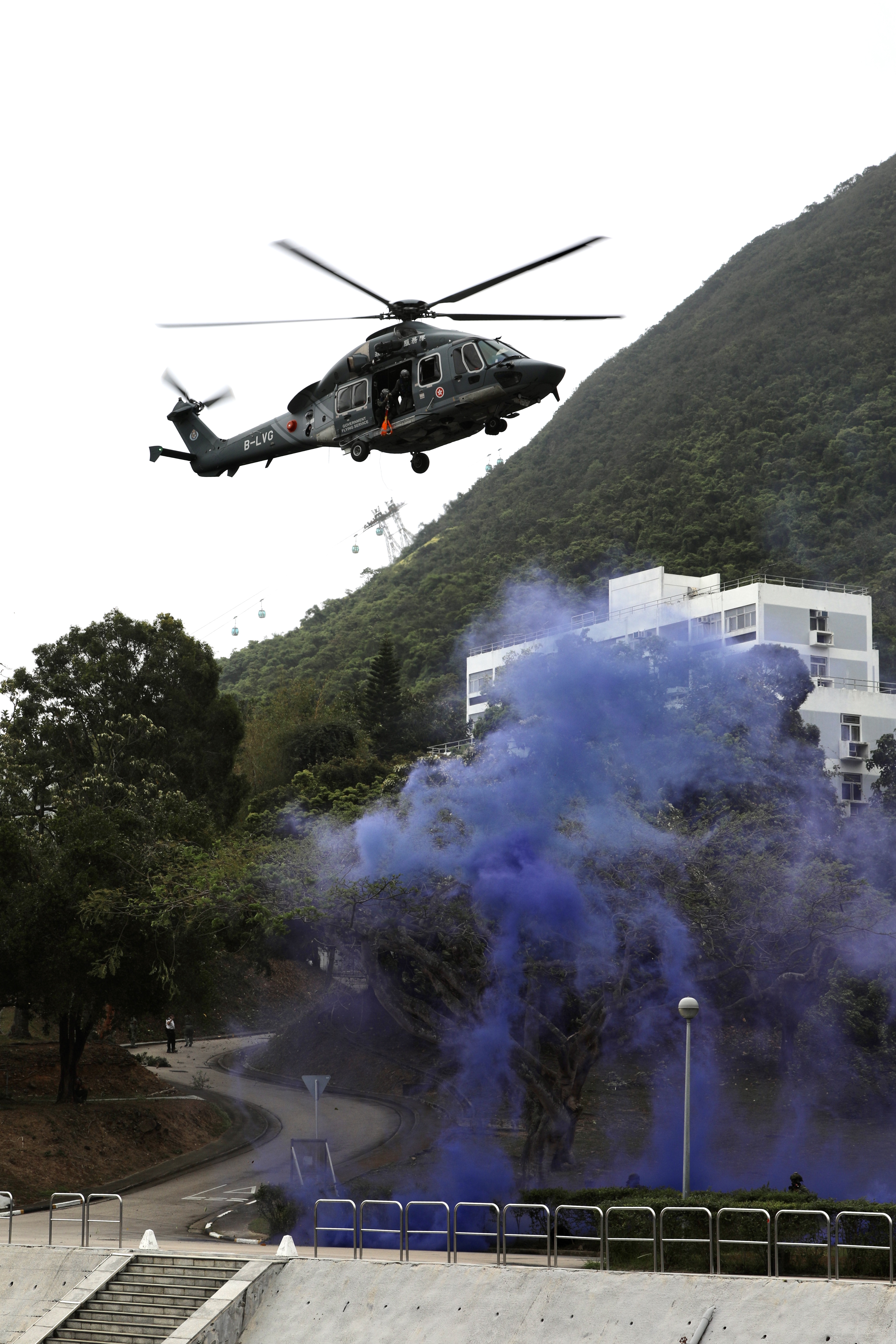 今日（15日）是「全民國家安全教育日」，香港警察學院舉行開放日活動，讓市民進一步了解國家安全的意義和警隊在維護國家安全方面的工作。上午10時許，警隊舉行升國旗儀式及奏國歌，隨後進行多項精彩表演，其中反恐特勤隊和衝鋒隊作反恐演練，演示警隊遇到恐怖分子的處理手法，更展示如何從暴徒手中解救人質，市民大讚反恐特警隊真專業。（大公文匯全媒體記者李斯哲攝）