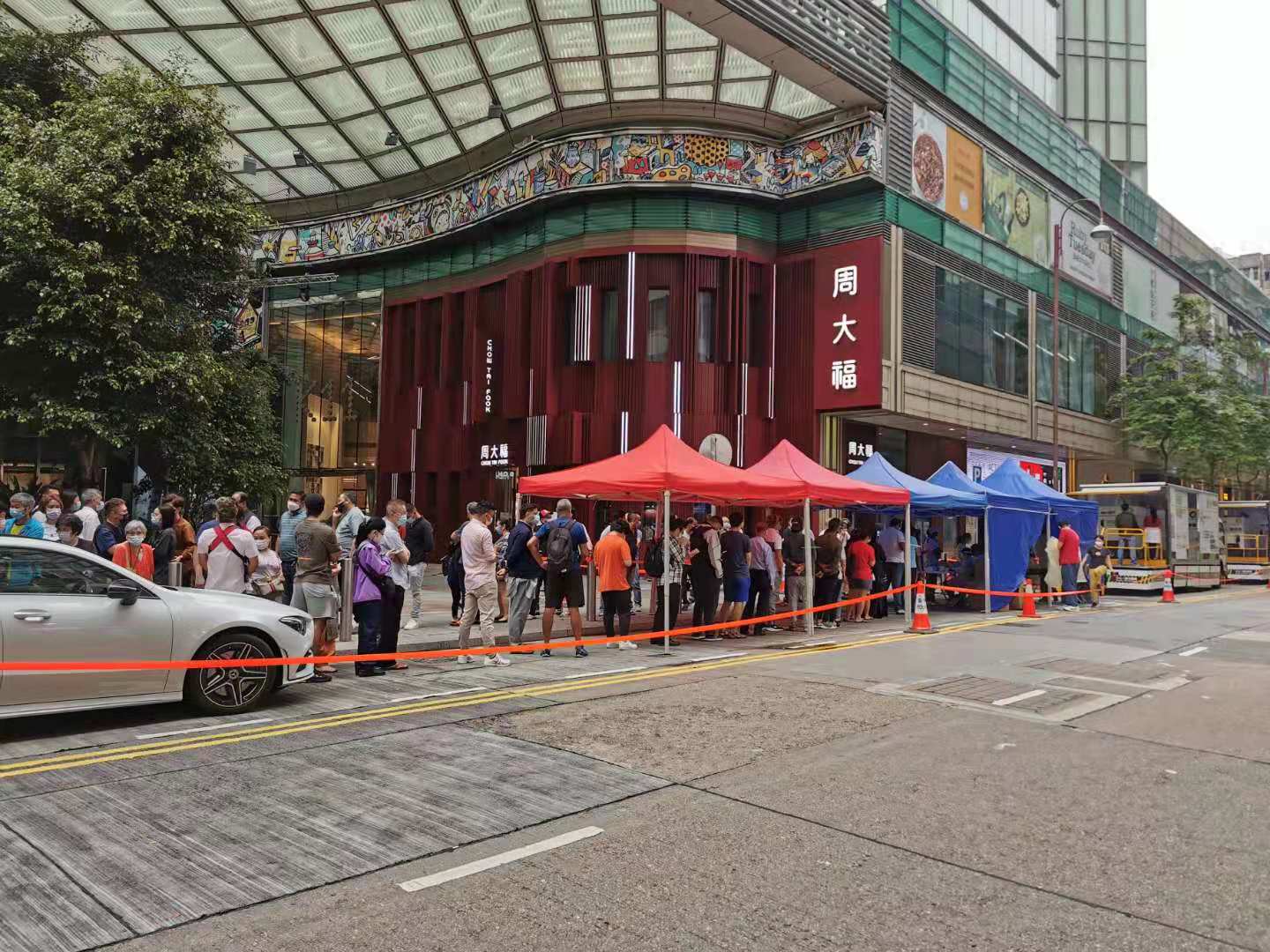 本港昨日（16日）新增17宗新型肺炎確診個案，11宗是外地輸入，6宗是本地個案，沒有源頭不明感染。政府深夜公布強制檢測大廈名單，有7幢大廈「上榜」，其中有5幢大廈是新增一宗或以上初步確診個案，包括尖沙咀重慶大廈、屯門友愛邨愛勇樓及愛暉樓第2座、屯門蝴蝶邨蝶翎樓、牛頭角樂華北邨秉華樓。圖為重慶大廈強檢，麼地道檢測站現場（大公文匯全媒體記者 攝）