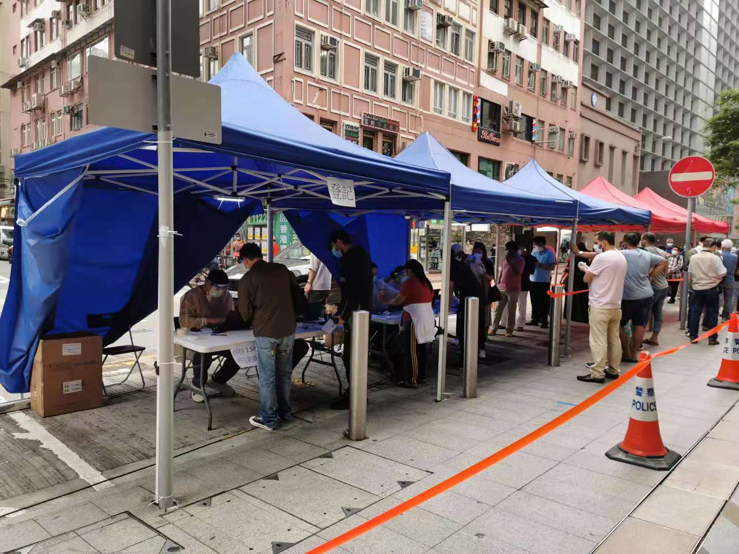 本港昨日（16日）新增17宗新型肺炎確診個案，11宗是外地輸入，6宗是本地個案，沒有源頭不明感染。政府深夜公布強制檢測大廈名單，有7幢大廈「上榜」，其中有5幢大廈是新增一宗或以上初步確診個案，包括尖沙咀重慶大廈、屯門友愛邨愛勇樓及愛暉樓第2座、屯門蝴蝶邨蝶翎樓、牛頭角樂華北邨秉華樓。圖為重慶大廈強檢，麼地道檢測站現場（大公文匯全媒體記者 攝）