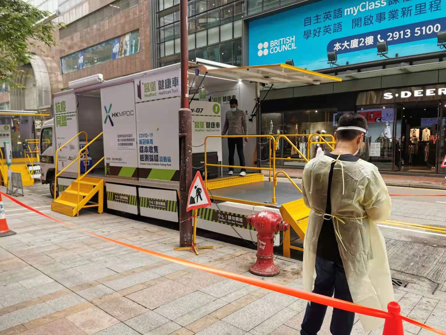 本港昨日（16日）新增17宗新型肺炎確診個案，11宗是外地輸入，6宗是本地個案，沒有源頭不明感染。政府深夜公布強制檢測大廈名單，有7幢大廈「上榜」，其中有5幢大廈是新增一宗或以上初步確診個案，包括尖沙咀重慶大廈、屯門友愛邨愛勇樓及愛暉樓第2座、屯門蝴蝶邨蝶翎樓、牛頭角樂華北邨秉華樓。圖為重慶大廈強檢，麼地道檢測站現場（大公文匯全媒體記者 攝）