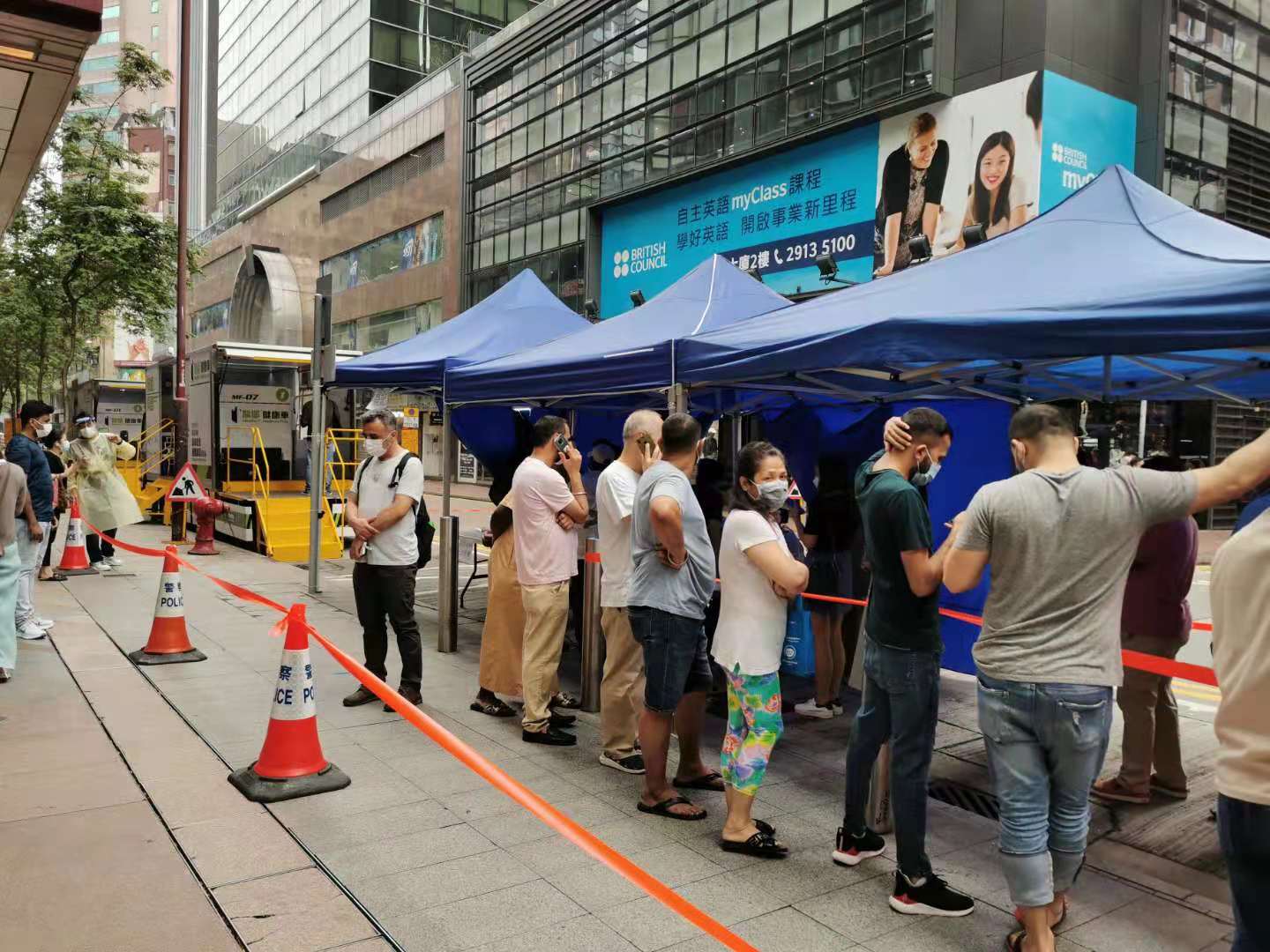 本港昨日（16日）新增17宗新型肺炎確診個案，11宗是外地輸入，6宗是本地個案，沒有源頭不明感染。政府深夜公布強制檢測大廈名單，有7幢大廈「上榜」，其中有5幢大廈是新增一宗或以上初步確診個案，包括尖沙咀重慶大廈、屯門友愛邨愛勇樓及愛暉樓第2座、屯門蝴蝶邨蝶翎樓、牛頭角樂華北邨秉華樓。圖為重慶大廈強檢，麼地道檢測站現場（大公文匯全媒體記者 攝）