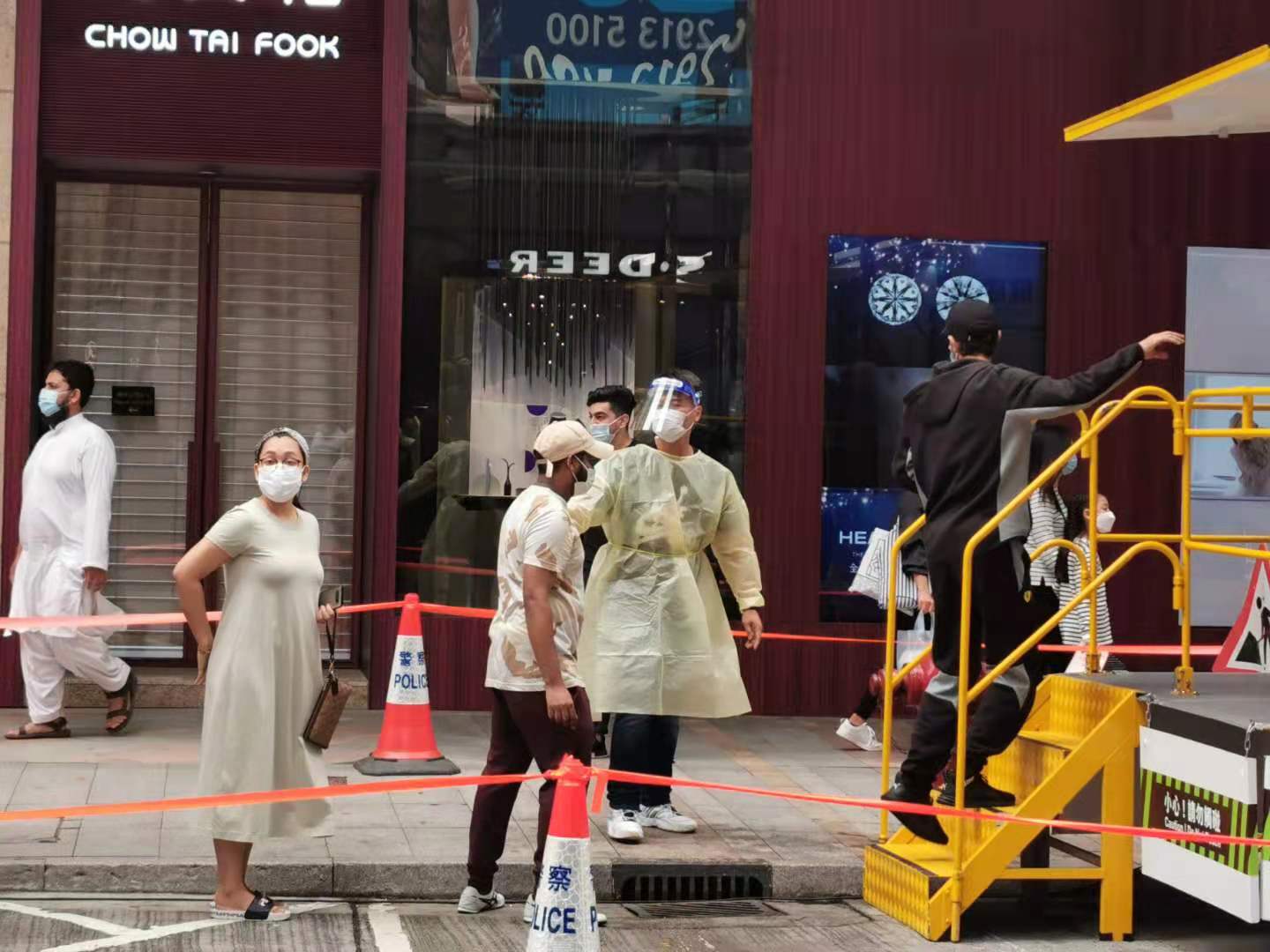 本港昨日（16日）新增17宗新型肺炎確診個案，11宗是外地輸入，6宗是本地個案，沒有源頭不明感染。政府深夜公布強制檢測大廈名單，有7幢大廈「上榜」，其中有5幢大廈是新增一宗或以上初步確診個案，包括尖沙咀重慶大廈、屯門友愛邨愛勇樓及愛暉樓第2座、屯門蝴蝶邨蝶翎樓、牛頭角樂華北邨秉華樓。圖為重慶大廈強檢，麼地道檢測站現場（大公文匯全媒體記者 攝）