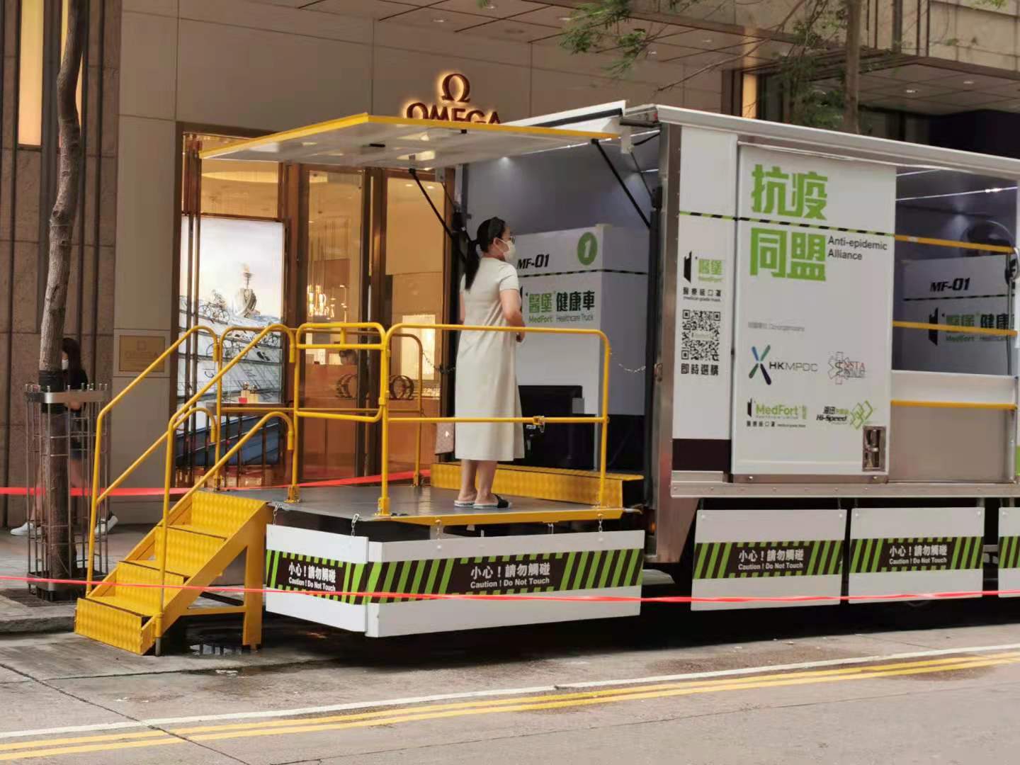 本港昨日（16日）新增17宗新型肺炎確診個案，11宗是外地輸入，6宗是本地個案，沒有源頭不明感染。政府深夜公布強制檢測大廈名單，有7幢大廈「上榜」，其中有5幢大廈是新增一宗或以上初步確診個案，包括尖沙咀重慶大廈、屯門友愛邨愛勇樓及愛暉樓第2座、屯門蝴蝶邨蝶翎樓、牛頭角樂華北邨秉華樓。圖為重慶大廈強檢，麼地道檢測站現場（大公文匯全媒體記者 攝）