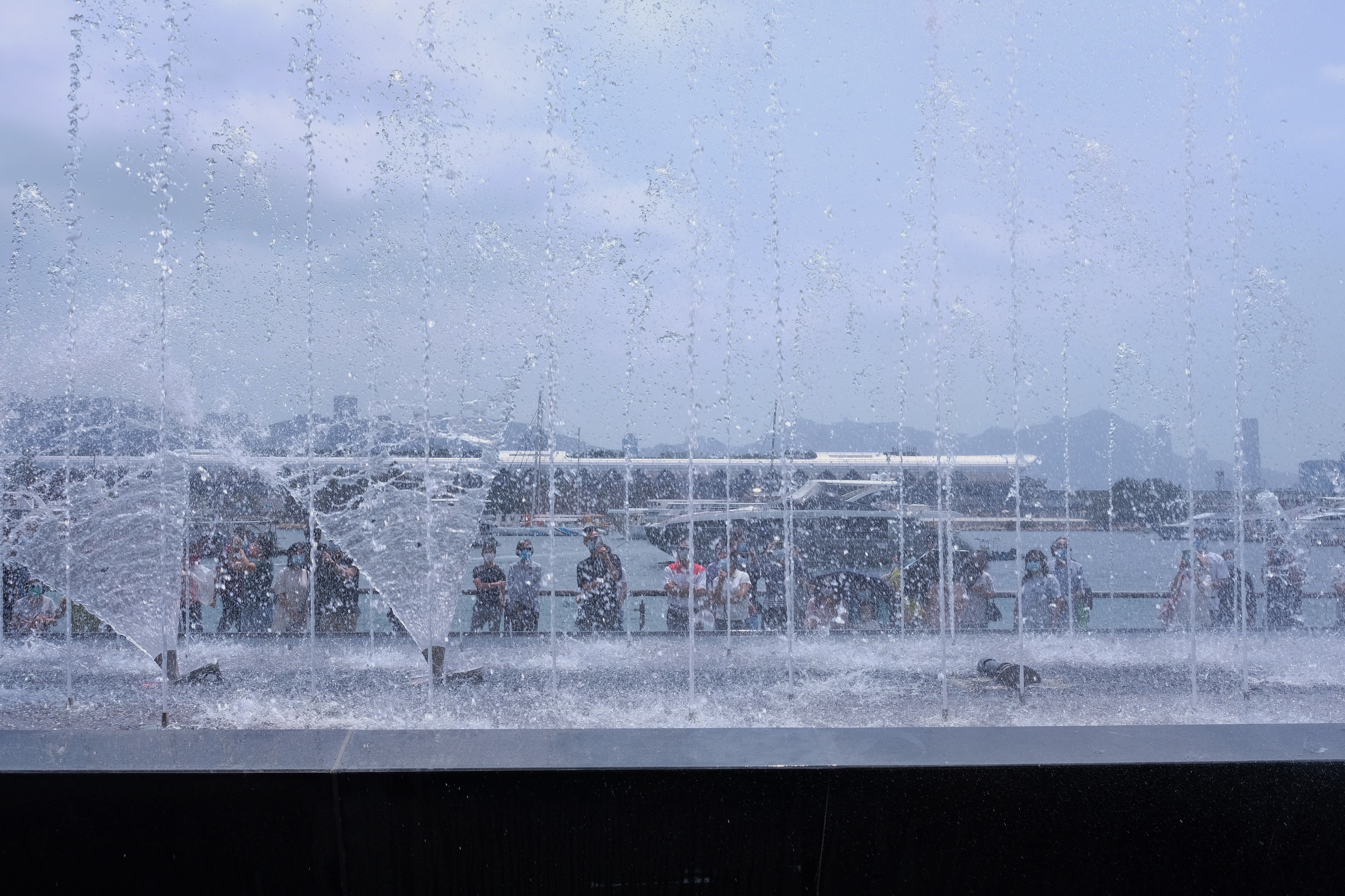 觀塘海濱音樂噴泉今日（22日）啟用。音樂噴泉項目佔地約3740平方米，包括音樂噴泉、互動嬉水區及休憩草地。音樂噴泉以電腦程式控制，除靜態背景多樣噴水外，每日表演時段更會結合多首名曲進行表演，其中一首曲目特別由香港管弦樂團演奏，晚間表演更會揉合幻變燈光。項目共有三個互動嬉水區，各嬉水區內設有感應裝置，當感應到遊人接近時，不同花式的噴咀會噴出形態各異的水柱，讓遊人互動玩樂。噴泉由民政事務總署、建築署及康文署共同合作建成，是第四屆觀塘區議會建議推行的社區重點項目計劃。設施將進一步使觀塘海濱花園成為消閒玩樂的好去處，為市民帶來更多歡樂。（大公文匯全媒體記者麥鈞傑攝）