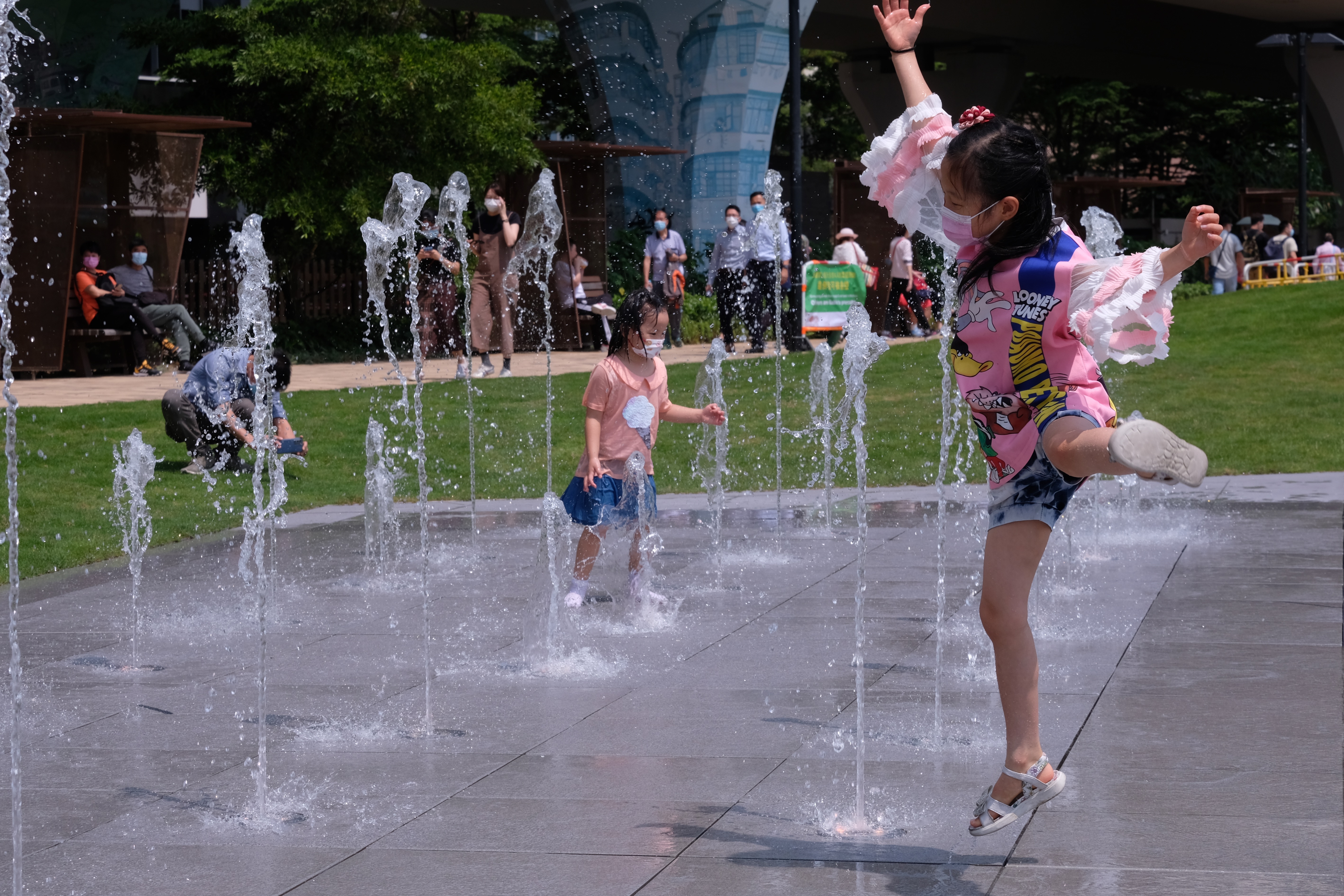 觀塘海濱音樂噴泉今日（22日）啟用。音樂噴泉項目佔地約3740平方米，包括音樂噴泉、互動嬉水區及休憩草地。音樂噴泉以電腦程式控制，除靜態背景多樣噴水外，每日表演時段更會結合多首名曲進行表演，其中一首曲目特別由香港管弦樂團演奏，晚間表演更會揉合幻變燈光。項目共有三個互動嬉水區，各嬉水區內設有感應裝置，當感應到遊人接近時，不同花式的噴咀會噴出形態各異的水柱，讓遊人互動玩樂。噴泉由民政事務總署、建築署及康文署共同合作建成，是第四屆觀塘區議會建議推行的社區重點項目計劃。設施將進一步使觀塘海濱花園成為消閒玩樂的好去處，為市民帶來更多歡樂。（大公文匯全媒體記者麥鈞傑攝）