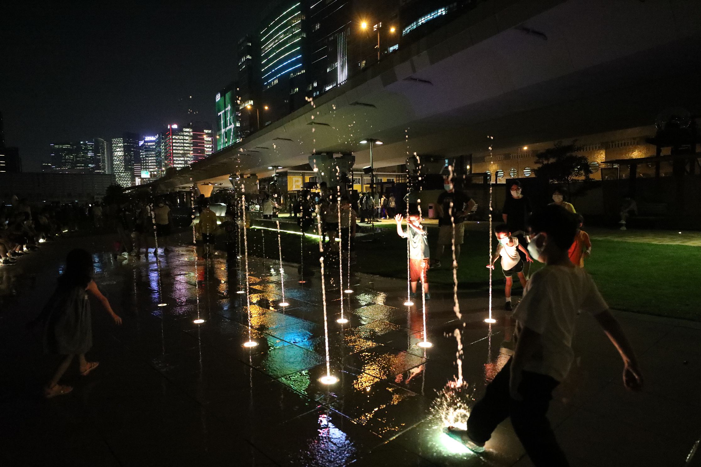 音樂噴泉及互動嬉水區的運作時間為每日上午8時30分至下午10時30分。音樂噴泉逢星期一至五有三節表演時段，分別為下午1時30分、下午7時30分及下午8時30分；星期六、日及公眾假期除上述三節表演時段外，亦會於上午10時30分及下午9時30分進行表演，合共五節表演時段。（香港文匯報記者 萬靈霜 攝）