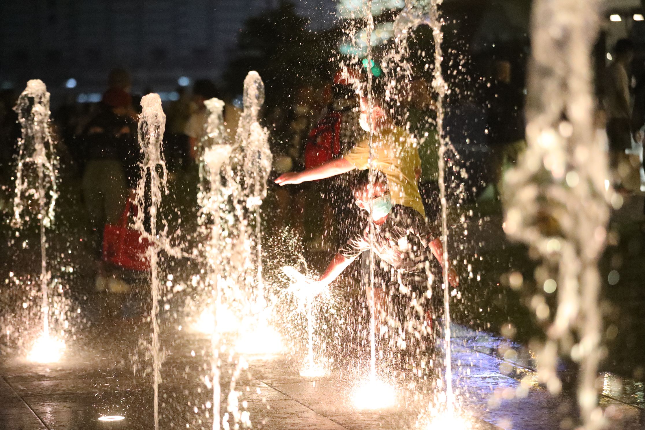 位於觀塘海濱花園、近巧明街入口的觀塘海濱音樂噴泉今日（22日）啟用。音樂噴泉以電腦程式控制，每逢表演時段，水柱會配合名曲旋律舞動，其中一首曲目特別由香港管弦樂團演奏，晚間表演更加插幻變燈光。（香港文匯報記者 萬靈霜 攝）