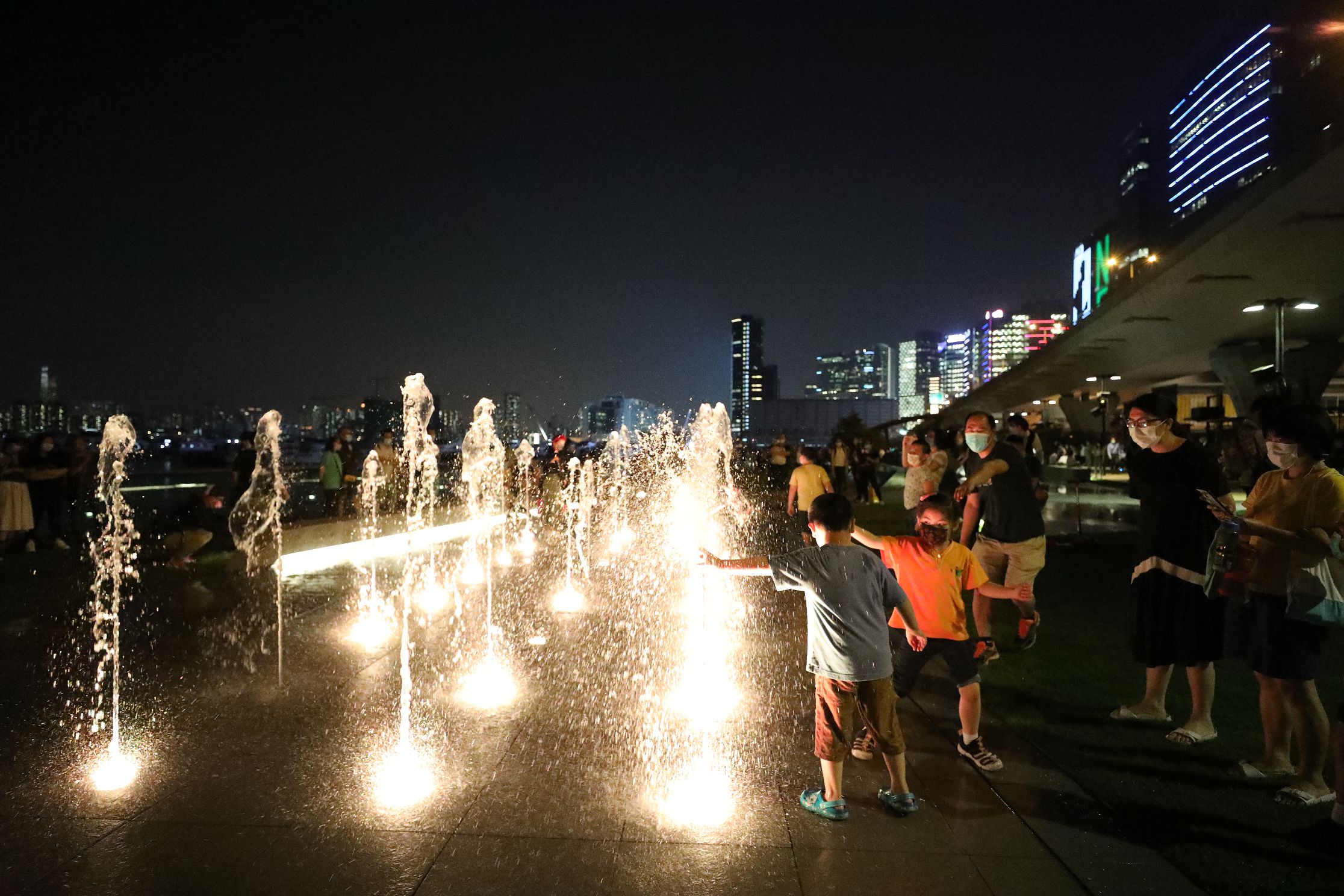 噴泉項目佔地約3740平方米，包括音樂噴泉、互動嬉水區和休憩草地。項目共有3個互動嬉水區。各嬉水區內設有感應裝置，當感應到遊人接近時，不同花式的噴咀會噴出形態各異的水柱。（香港文匯報記者 萬靈霜 攝）