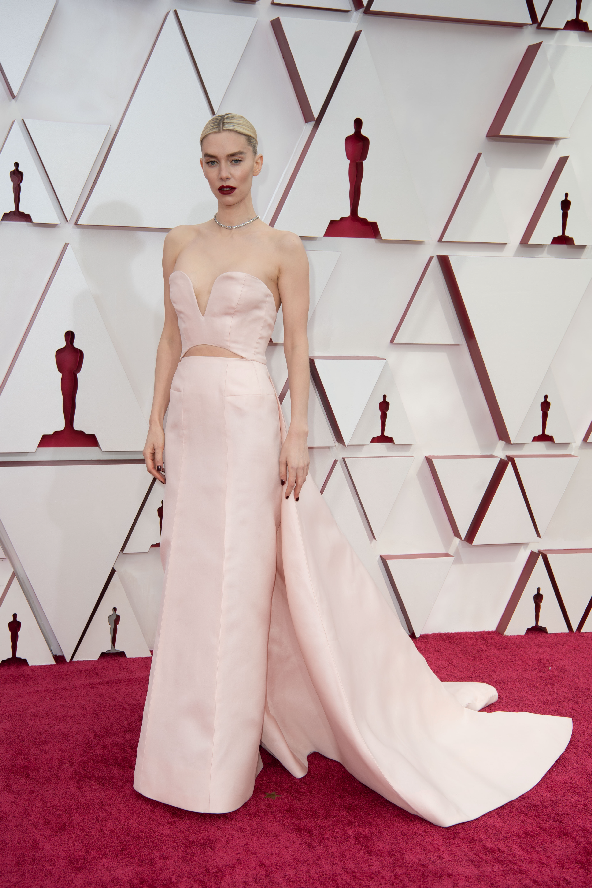 凡妮莎寇比（Vanessa Kirby）入圍最佳女主角提名，走高冷路線的她，穿粉紅色低胸合身禮服，冷艷美麗。（美聯社）