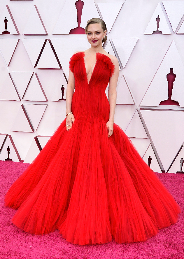 亞曼達塞佛瑞（Amanda Seyfried）身穿Armani深V抓皺鮮紅色禮服。（美聯社）
