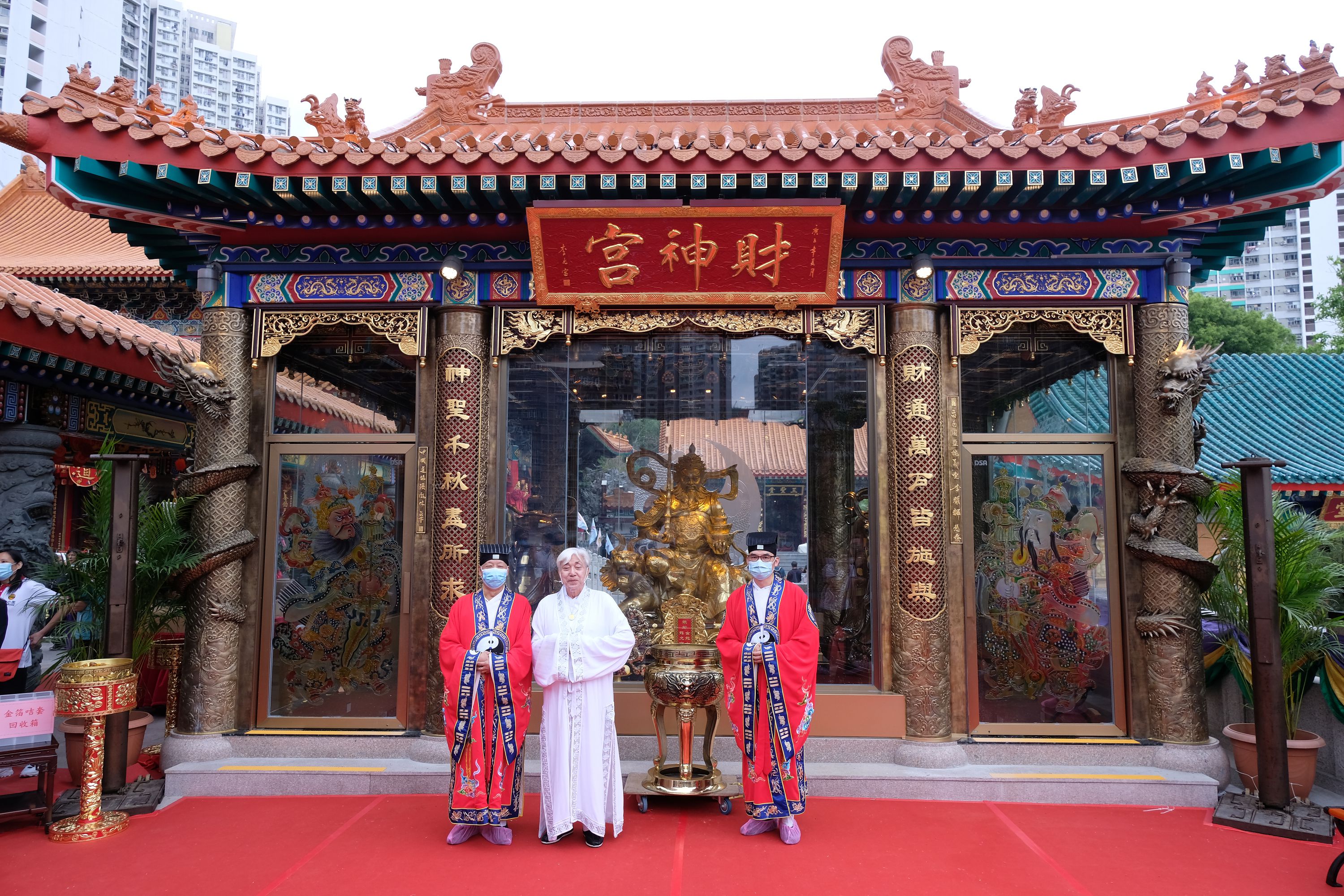 黃大仙祠自兩年前開始籌建的新「財神宮」，近日終於完工。適逢農曆三月十五黑虎玄壇趙元帥寶誕，嗇色園今日（26日）舉行「財神宮開幕典禮」並進行賀誕及開光科儀，祈願香港經濟繁榮昌盛，百業興旺，市民財運亨通。（大公文匯全媒體記者 麥鈞傑 攝）