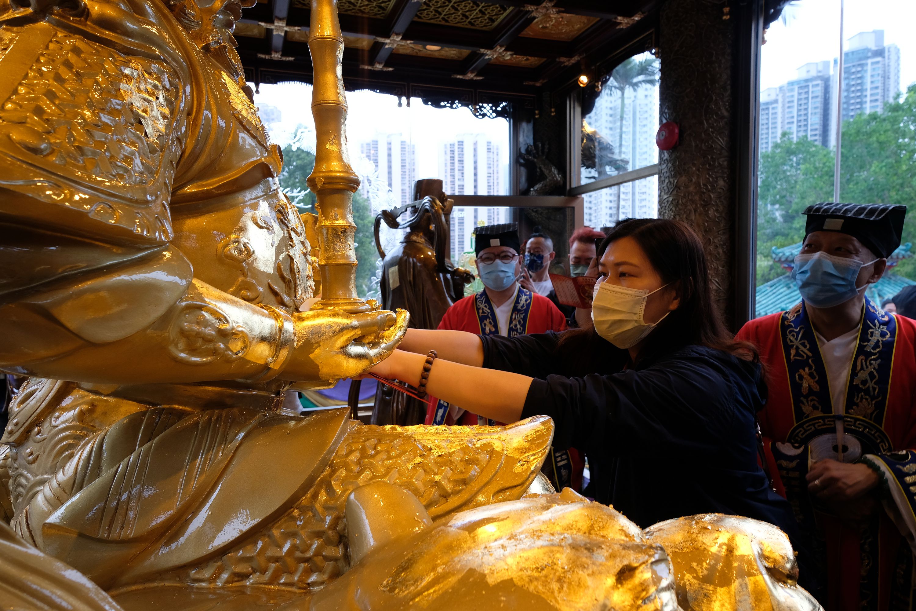 此外，玻璃上的圖案亦富有道教藝術色彩，例如殿堂後面玻璃上的「太極魚」，寓意太極一陰一陽，陰陽互相轉化。兩邊的「鳳凰」則有祥瑞及榮華富貴之意，而「鹿」則有福祿的意思。（大公文匯全媒體記者 麥鈞傑 攝）